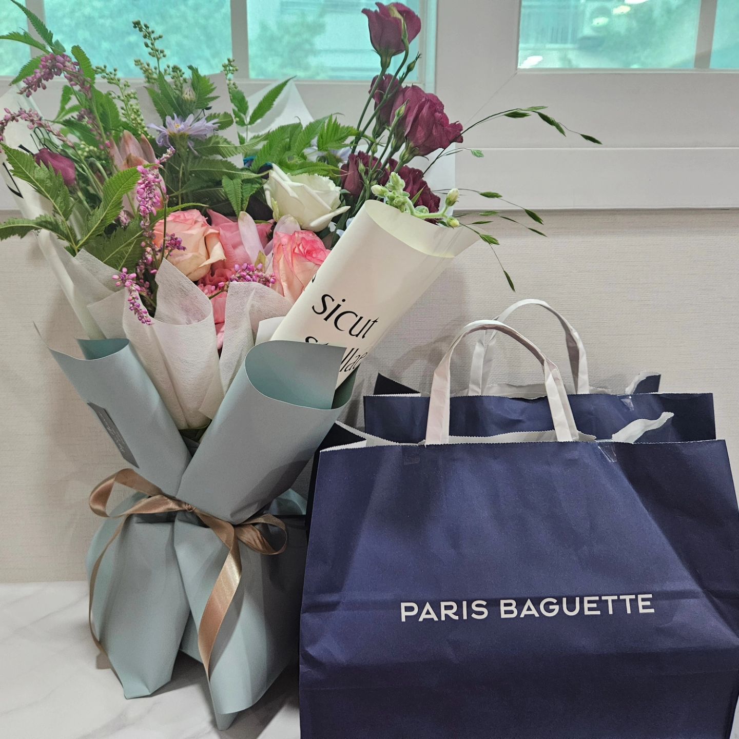 ⠀
산후조리원으로 면회와주신 어머님 선물 🎁
센스있게 매번 오실때마다 꽃 선물을 해주신다
⠀
조리원 사람들과 챙겨먹으라고 케이크도 잔뜩 사주시고 과일도 한가득 챙겨오심♡
.
항상 감사하고 또 감사합니다♡
.
이세상에서 가장 사이좋은
며느리와 시어머니사이♡
⠀
⠀
⠀
⠀
⠀
⠀
#며느리와시어머니사이 #산후조리원 #어머니선물 #며느리사랑
#센스있는선물