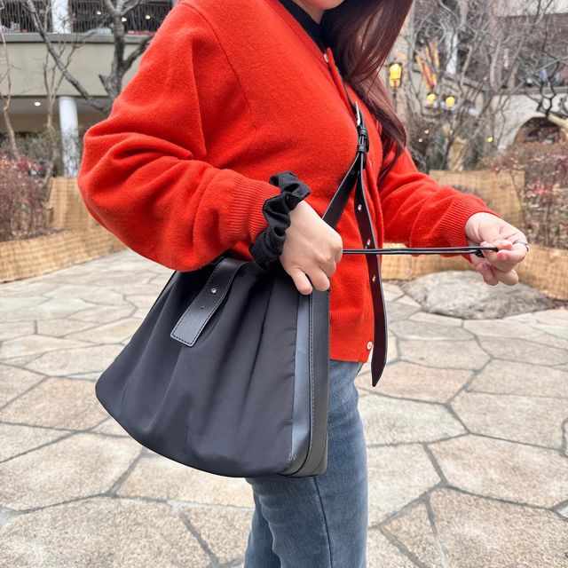  지하 on Instagram: "#광고 

안녕하세요 여러분! 오늘은 다비글로우 크로스백에 대한 솔직한 후기를 남기려고 해요. 

이 크로스은 🌸🌸봄에 딱 맞는 느낌으로

제 데일리룩과도 너무 잘 어울린다는 점을 강조하고 싶어요.

🙋🏻‍♀️먼저, 이 크로스백은 부드러운 촉감과 내구성이 뛰어난 나일론 재질로 만들어져 있어요. 봄철 날씨에 자주 변화가 있어도 걱정할 필요가 없어요. 

👜그리고 크로스백 형태로 디자인되어 있어서 여러 가지 스타일로 활용할 수 있어요. 제가 주로 사용하는 방법은 숄더로 착용하는 것이에요. 
이렇게 하면 더욱 데일리룩에 잘 어울리고 편안한 느낌을 주더라고요.

또한, 블랙 컬러로 디자인되어 있어서 어떤 옷과도 잘 어울리고 스타일리시한 느낌을 줍니다. 봄에는 컬러풀한 옷을 입는 경우가 많은데, 이 크로스백은 그런 옷들과도 완벽하게 조화를 이루어준답니다. 💁🏻‍♀️📷

제가 착용한 룩에 이 크로스백을 매치하니 정말 멋지게 어울렸어요!
총평하자면, 다비글로우 크로스백은 봄에 딱 맞는 느낌으로 데일리룩과도 잘 어울리는 제품입니다. 

부드러운 소재와 실용적인 디자인은 물론, 스타일리시한 블랙 컬러로 어떤 옷과도 잘 어울리니까요. ☕️
봄이 오면 이 크로스백을 꼭 추천드리고 싶어요!

#크로스백#가방#여성가방#핸드폰가방#아이패드가방#여행가방"
