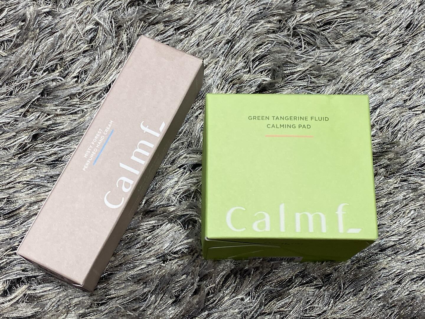#할인구매 calmf_official #캄프 #화해어워드1등 

< 캄프 풋귤 플루이드 카밍패드, 캄프 미스티 포레스트 퍼퓸드 핸드 크림 >

▶️ 패드 한장으로 5 in 1- 피부 부스팅 / 노폐물 각질 정돈/ 매끈 피부결/ 피부 진정 / 피부톤개선
▶️ 풋귤의 상쾌함과 피부 진정 효과를 결합한 멀티 기능형 토너패드 
▶️ 피부 부스팅 효과 - 판테놀, 히알루론산, 울금뿌리추출물 함유로 속건조 개선으로 피부 보습력 향상 
▶️ 노폐물, 각질정돈 - 알란토인 함유로 각질 제거에 효과적 피부톤개선
▶️ 풋귤의 비타민C, 나이아신아마이드 함유로 피부를 환하고 깨끗하게 가꾸는데 도움
▶️ 피부 진정 - 알란토인,알로에베라잎추출물, 로즈마리추출물 함유로 피부 진정에 탁월

▶️ 내 손 안의 촉촉한 오드 뚜왈렛 인체 온도에 가까운 멜팅 포인트를 갖고 있는 살버터 성분으로 부드럽게 도포되며 인도 전통 의학에서는 상처치유제, 보습제 등으로 사용될 정도로 피부 보호 및 관리에 효과적. 또한 손 케어와 동시에 안개 자욱한 깊은 숲길이 연상되는 중성적인 향기를 함께 즐길 수 있음.
_
#초밀착패드 #속광패드 #비건패드 #멀티핸드크림 #퍼퓸드핸드크림 #선물용 #리뷰가수익이되는곳 #공팔리터 #n잡러