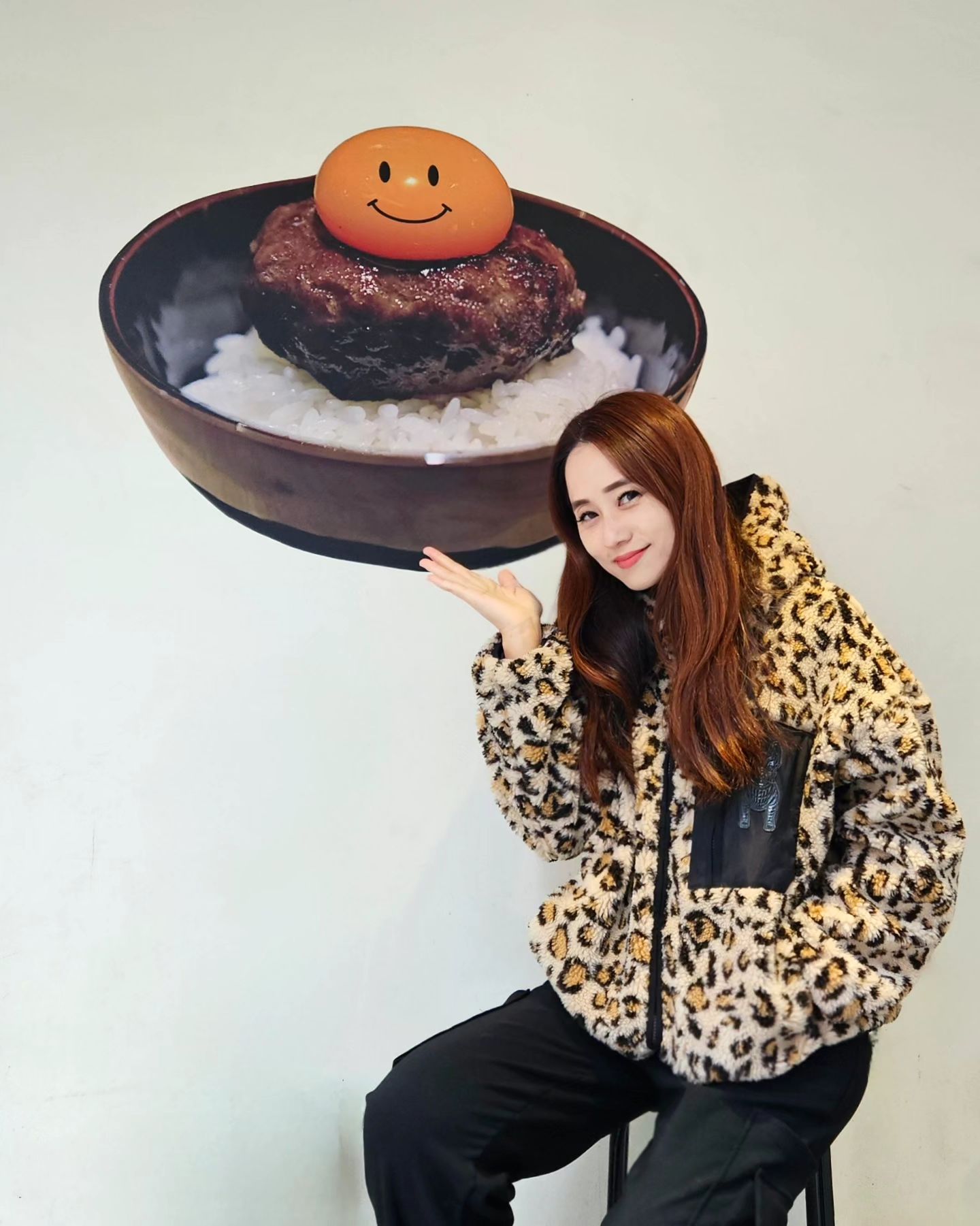 🍚함반🥩

합정동에 핫한🔥 함박스테이크오마카세~~~함반 고고싱~우왕 여기 진심 맛도리😋

닭고기, 돼지고기,소고기 세종류가 나오는 모아함반 먹었는데~ 각각 어울리는 소스와 함께 먹으니 밥도둑이 따로없네~🍚😆

직원분들도 왕 친절하시공~넘 맛나게 재방문의사100프로👍
ㆍ
ㆍ
ㆍ

#합정역맛집#합정역데이트#합정데이트#합정밥집#합정동맛집#합정핫플#합정가볼만한곳#합정맛집#합정오마카세#숯불함박스테이크#합정데이트코스#합정맛집#합정먹자골목#합정맛집추천#함반