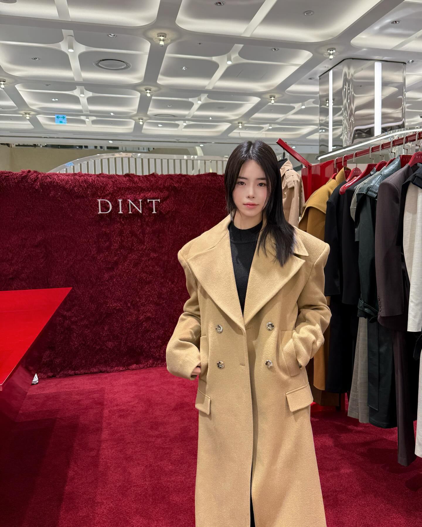DINT의 첫 팝업스토어 IN BUSAN🩵

공개되지 않은 컬렉션 부터 25 S/S 서울패션위크에서 공개된 셀럽 착용 제품까지 맘껏 입어보고 왔어요🥺

이번달 말까지 진행한다고 하니 다들 구경하시고 다양한 이벤트도 만나보세요🤍

📌일시: 10/9 - 10/30
📍장소: 신세계백화점 센텀시티점 4층 컨템포러리존 멤버스바 앞

dintofficial
#딘트 #dint