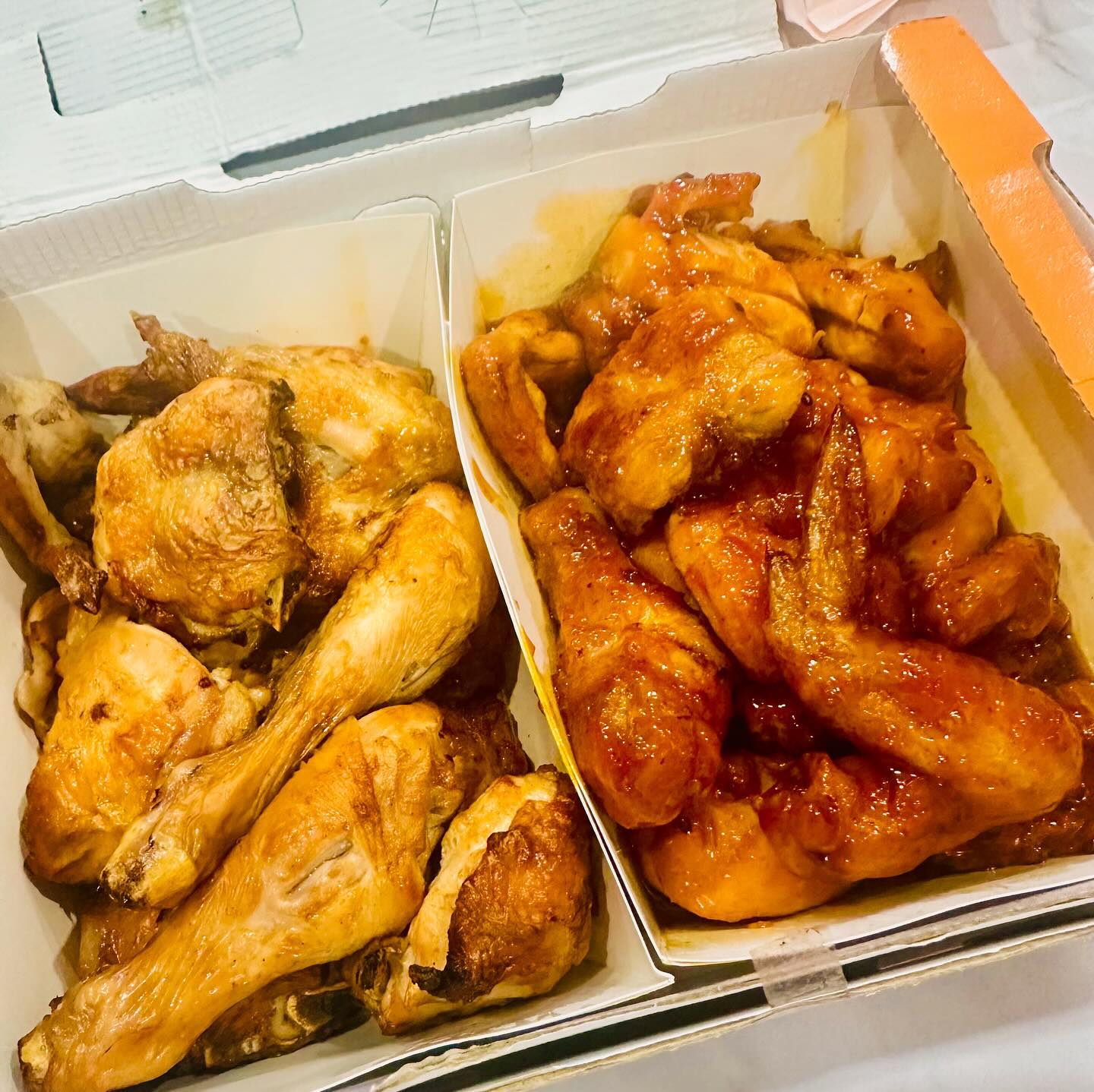 구운 치킨 맛 제대로 ‘돈치킨 군포산본점’ 
배달해서 왔는데 양도 많고 
주문은 구운치킨 +구운핫치킨을 
주문했어요 

치킨을 숙성한 후 오븐에 구워 기름기를 
쫙 없애고 닭고기의 고유의 맛을 즐길 수 있는 
구운치킨과 
부드럽고 쫄깃하면서 화끈하게 매운맛이 
일품인 구운핫치킨 ‼️

닭다리 뜯었더니 제대로 부드럽고 
양념도 질리지도 않아 술술 넘어가는 
‘돈치킨’ 
오늘도 너무 맛있게 먹었어요 🤭✨