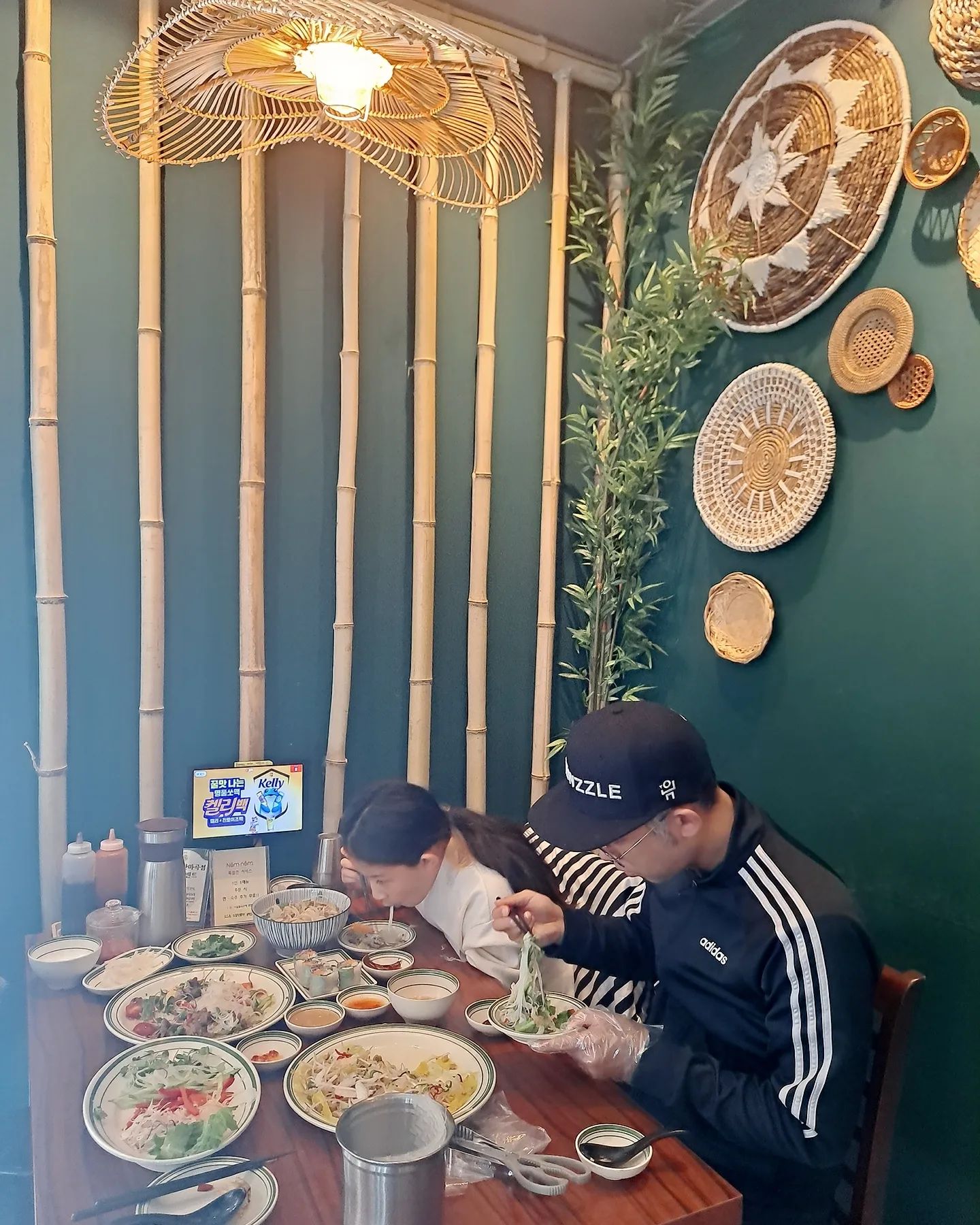 #협찬
옘옘이의 고수사랑 #넴넴 와서도 팍팍
고수 가득 넣어 먹은 쌀국수 얼마나 맛있게요?

스프링롤은 땅콩&스윗칠리 더하면 최상의 애피타이저
분짜는 느억맘소스랑 먹으면 꿀조합
반쎄오는  야채 가득 넣어 한쌈하면 건강하게 맛난데
물에불리지 않은 라이스페이퍼에 싸먹는 그맛이 바삭 촉촉 새롬하니 끝내주더라고요

울그이가 마곡쌀국수 맛집이라고 소개해줬었는데
꺄 역시 맞네맞네 엄지척 👍 

 #발산역쌀국수 #발산쌀국수 #마곡쌀국수 #왕갈비쌀국수 #서울식물원맛집 #마곡맛집 #발산맛집 #강서구맛집  #강서맛집 #먹스타 #먹팔 #마곡와인 #발산와인 #콜키지프리