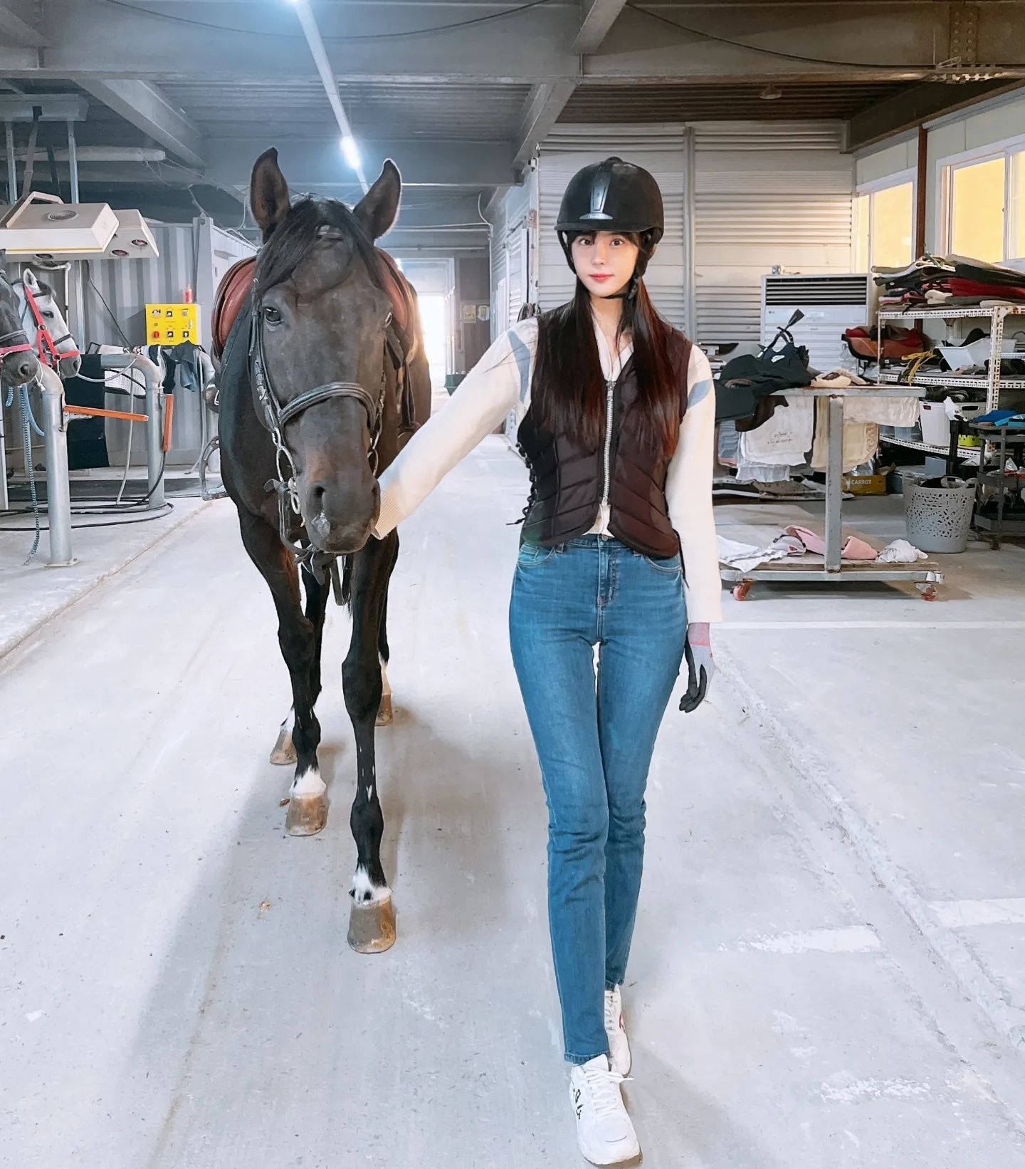 얼마전 처음으로 승마에 도전!🐎

첫 기승이라 원형마장 안에서 몇바퀴 돈 게 고작이었지만
진짜 재밌었던 승마❣️
말들도 넘 귀엽고 사랑스럽고😍

언젠간 말 타고 멋지게 달릴 날을 기대해보면서
조만간 또 타러 가기로~💕

#세인트이콰인승마클럽 #승마체험 #승마초보
#김지은 #배우김지은
