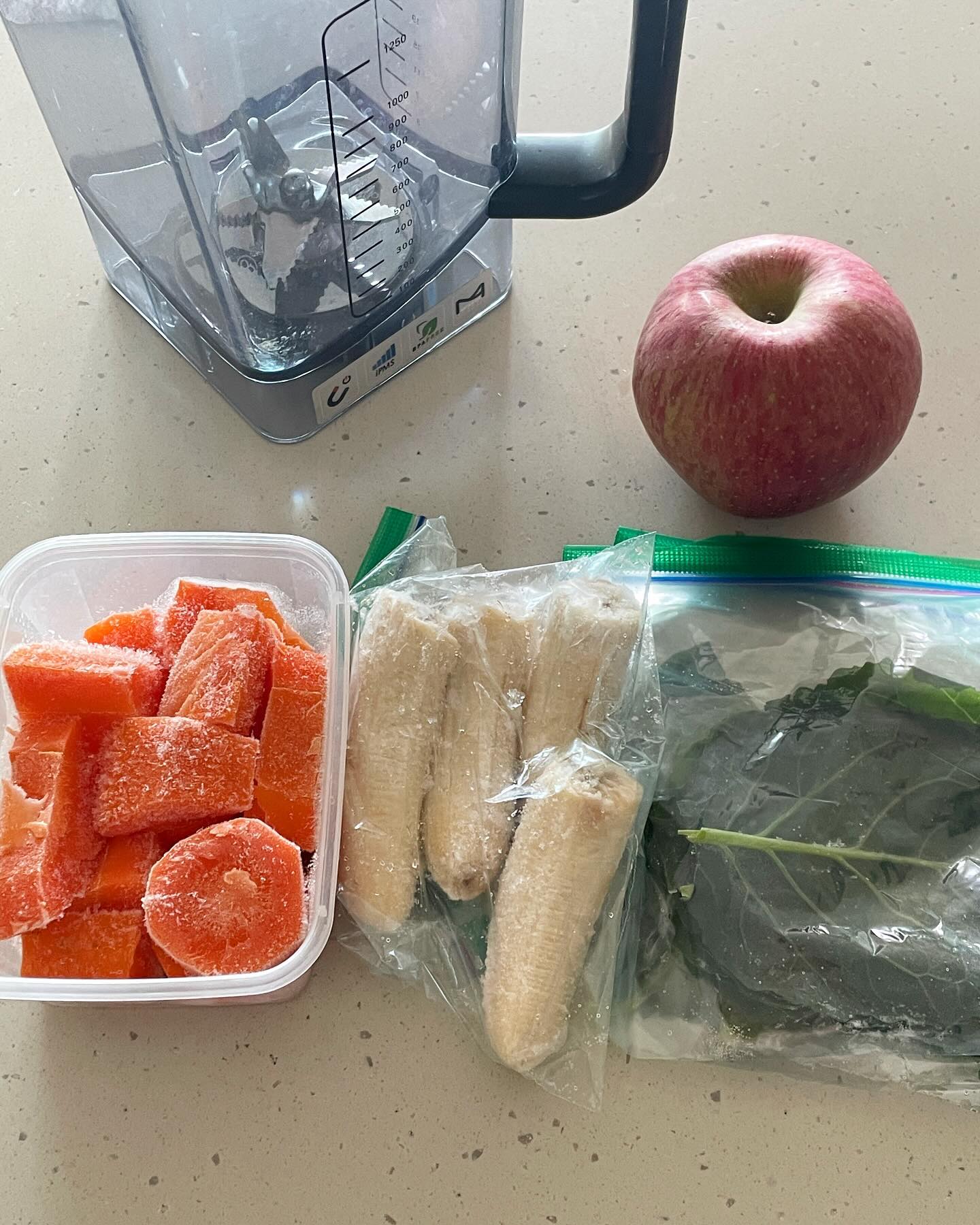 그린스무디 레시피 🍎🥕🍌🥬
원래는 당근 빼고 넣는데, 냉털하느라 포함시켰어요.

🍎사과 1개 
🍌바나나 1개
🥬케일 4~5개 정도
💧물 200L 정도

3~4잔 나오는 양이에요 🧃
꽉 닫아서 냉장고 보관해놨다가 2~3일안으로 먹어요 :)

3년전부터 직접 스무디해먹다가 바빠져서 사먹다가 
또 너무 비싸서 직접해서 먹고 있어용. 
근데 사먹나 직접 해먹나 가격 뭐 비슷한 것 같다는점...🫠
다들 건강합시다 🍀💪🏻🫶