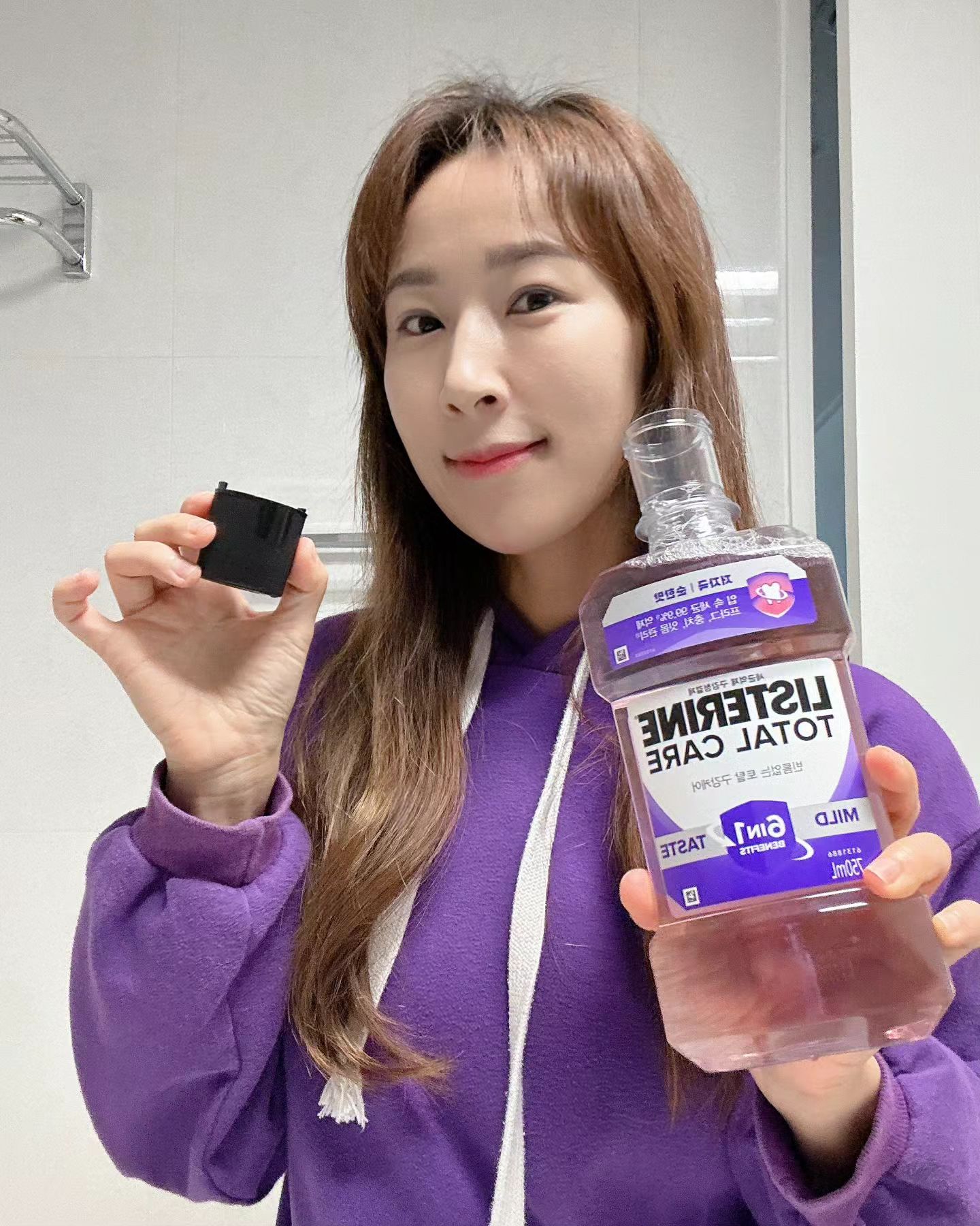 ⠀
#광고 listerine
😣치열이 고르지 못한 편이라, 잠들기전 양치는 꼭 3분 이상 하고 치실까지 꼼꼼하게 하며 구강케어에 신경 쓰는 편인데요!
알고보니 리스테린이 치실 대비 5배* 더 강력한 프라그 억제 효과가 있다고 하더라고요.
😭칫솔질, 치실만으로는 완전히 프라그가 제거되지 않았다니 ....
〰️세균과 프라그가 남아있으면 단단한 치석이 형성될뿐 아니라 치석의 침착으로 잇몸병이나 충치도 발생하게 되잖아요.
그래서 치과를 자주 갔던가 😅ㄷㄷ

기존에는 양치를 못했을때 입냄새나 찝찝함때문에 가글하는 건 줄 알았는데,
입냄새 제거뿐 아니라 ✔ 남아 있는 프라그도 제거해주는 리스테린이었어요.
😁리스테린 21일 사용 시 프라그 억제로 인한 잇몸 건강 4배** 개선 효과를 본다고 해서 저도 #21dayschallenge 하면서 꾸준히 하려고요~ 물론 앞으로 쭉 구강관리템으로 쭉 함께하겠지만요. ㅎ
⠀
🪻특히 리스테린 토탈케어 마일드는 👌무알콜, 저자극 순한맛이라 구강청결제를 처음 사용해본다!하는 입문자에게 추천해요. 저도 시작부터 참 편안하게 사용중이고 벌써 1주일째 만족하며 쓰는 중이거든요~
🙆‍♀️잇몸 약해진 부모님 구강 관리 선물로도 좋겠죠?
젊었을때보다 치아, 잇몸이 약해졌다 생각된다면 이젠 리스테린 해야죠.
⠀
👉식약처 허가 받은 의약외품으로 자주, 매일 사용해도 OK
👉장기적으로 사용시 구강 내 미생물의 밸런스를 건강한 상태로 유지하는 것에 도움을 주고
칫솔질로 놓치는 세균들, 볼쪽에 남아있는 세균까지
💜구강 건강을 지키는 습관으로 매일 💜리스테린 같이해요!
⠀
#리스테린 #리스테린토탈케어 #리스테린토탈케어마일드 #구강케어 #구강건강 #21일리뷰 #잇몸관리 #치아관리 #충치예방 #치석관리 #치석예방 #프라그 #가글 #치과 #입냄새제거 #구강관리 #잇몸질환 #치석 #치은염 #치석 #잇몸
⠀
⠀
⠀
*Clinical 1: Bosma, M. L., McGuire, J. A., Sunkara, A., Sullivan, P.,Yoder, A., Milleman, J., & Milleman, K. (2022). Efficacy of Flossing and Mouthrinsing Regimens on Plaque and Gingivitis: A randomized clinical trial.American Dental Hygienists' Association June 2022, 96 (3) 8-20; https://jdh.adha.org/content/96/3/8 (칫솔질+치실 vs 칫솔질+리스테린 / 토탈케어 헬씨브라이트 제외)
**Fine DH et al. Effects of sublethal exposure to an antiseptic mouthrinse on representative plaque bacteria. J Clin Periodontol 1996.