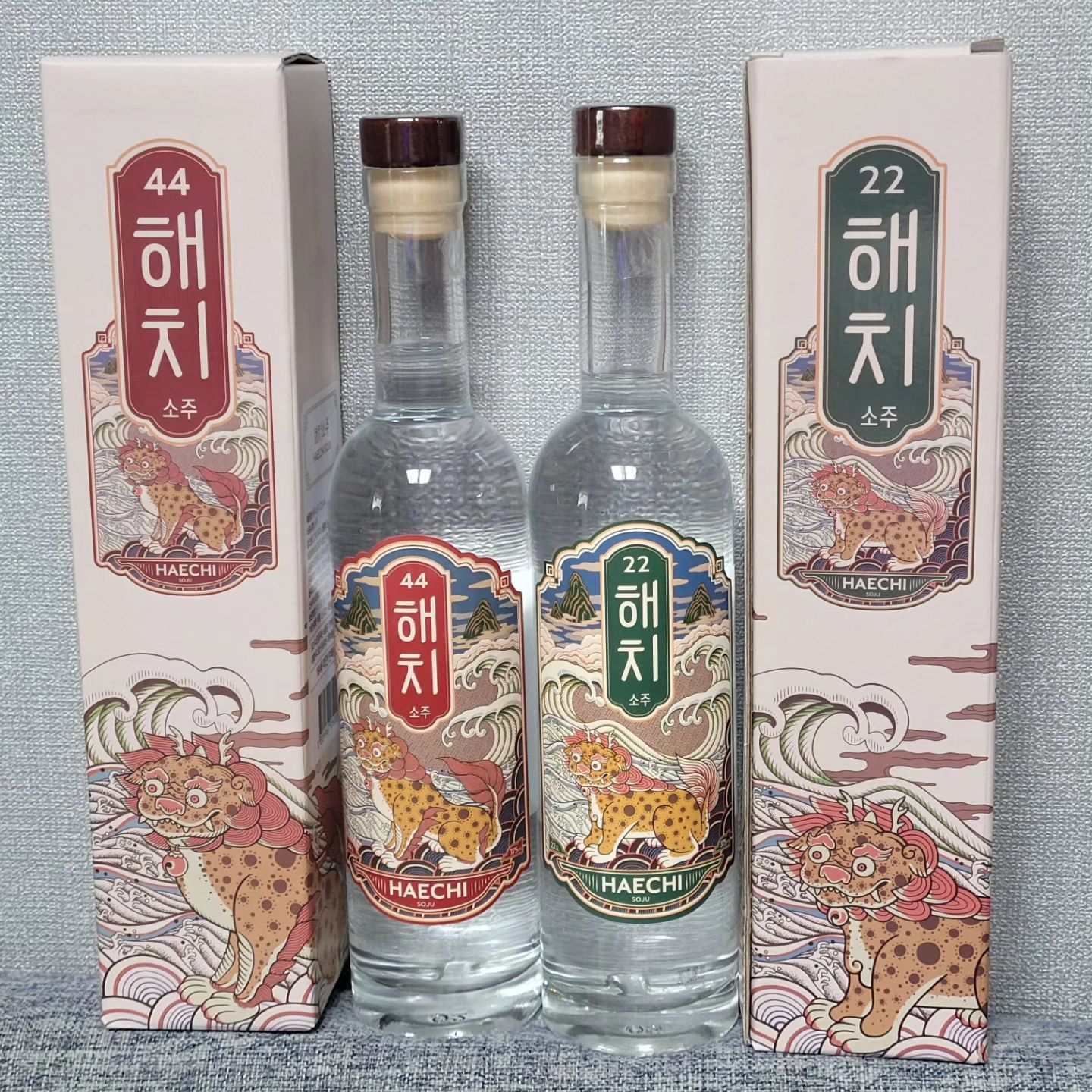 잘쉬고 집에오니
집앞에 고이배송되어있는 술상자!
술 마시는거도 모으는거도 좋아하는...
정기구독해서 마시기도하는데
해치소주가 나왔다고해서 구매해봄
토끼소주를 만든곳과 함께 만들었다고 하는데
기대기대 *_*//

보통의 증류주는 일본누룩을 사용해서 만든다고 하는데
해치소주는 한국 국산누룩을 사용한다고해서 
더 관심 있었다 참고로 쌀은 충주쌀이라고
아직 아까워서 뜯어보진 못했지만

44도와 22도 한병씩있으니
잘 즐길수있는 방법을 생각해봐야겠음!ㅎㅎ

두개세트로 샀더니 
하이볼잔과 토닉워터가 같이 배송~

#해치소주세트 #해치소주
#해치소주44 #해치소주22
#내돈내산 #술그램
#취미 #술수집가
#하이볼 #국내소주
#집앞배송
#누가보면술꾼인줄
#과음은건강에해롭습니다