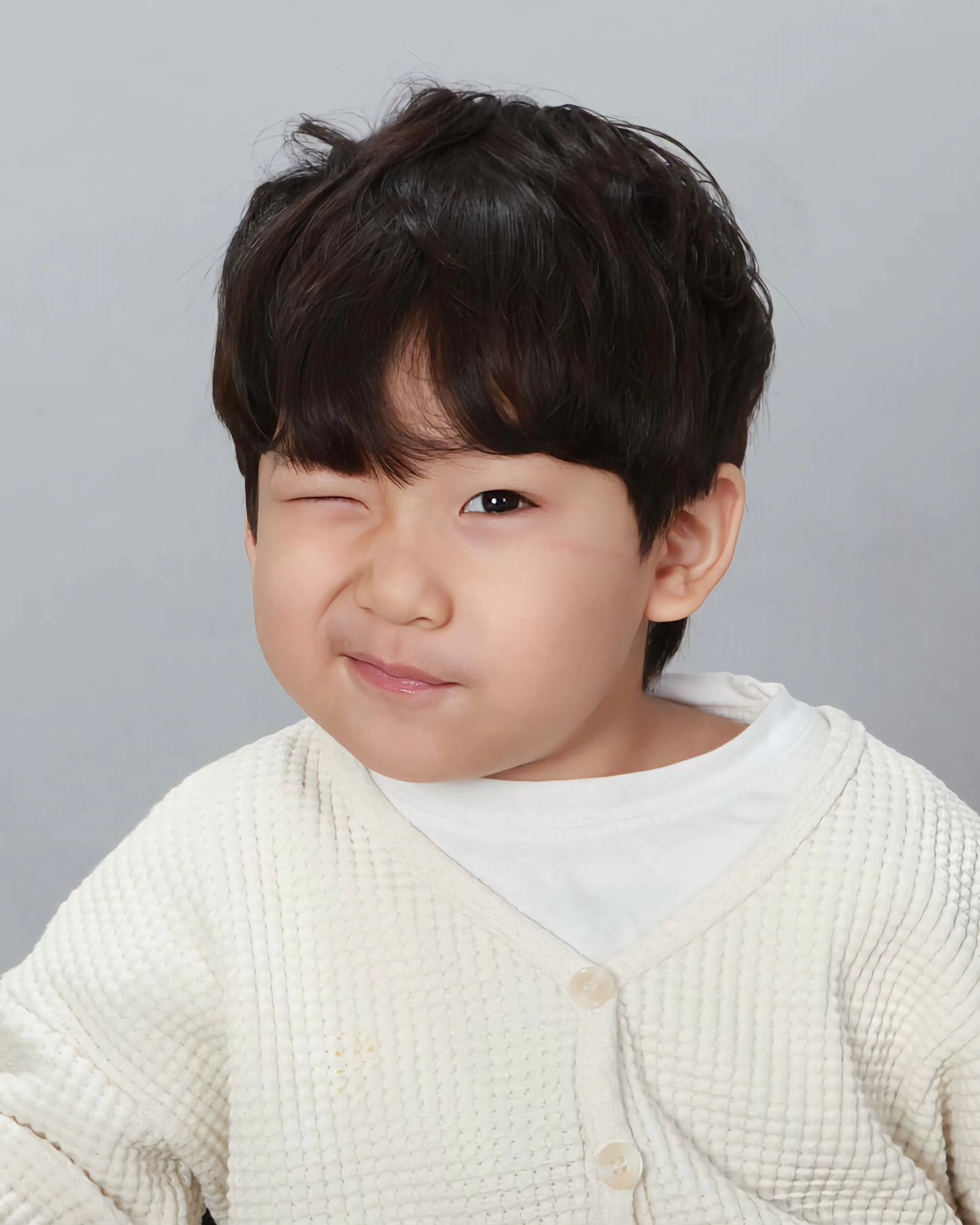 #기념사진

6살생일 기념사진📸
증말 많이컸다
이제는 사진찍기 너무 힘드네 
눈은 왜이렇게 위로올리는지
혀는 왤케 내밀고 
손은 자꾸 올리고 총체적난국🫠
그래도 이뻐❤️

#사진 #6살아이 #생일 #2월아이