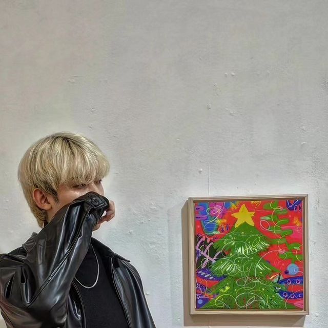 박 준영 on Instagram: "롯데백화점에서 열리는 송은진 작가님의 전시회를 다녀왔어요. 잡 생각이 없어지며, 따듯한 분위기를 물씬 풍기는 작품들이 인상 깊었네요. MAIN AD - outer x @cosyharu.co.kr 밀