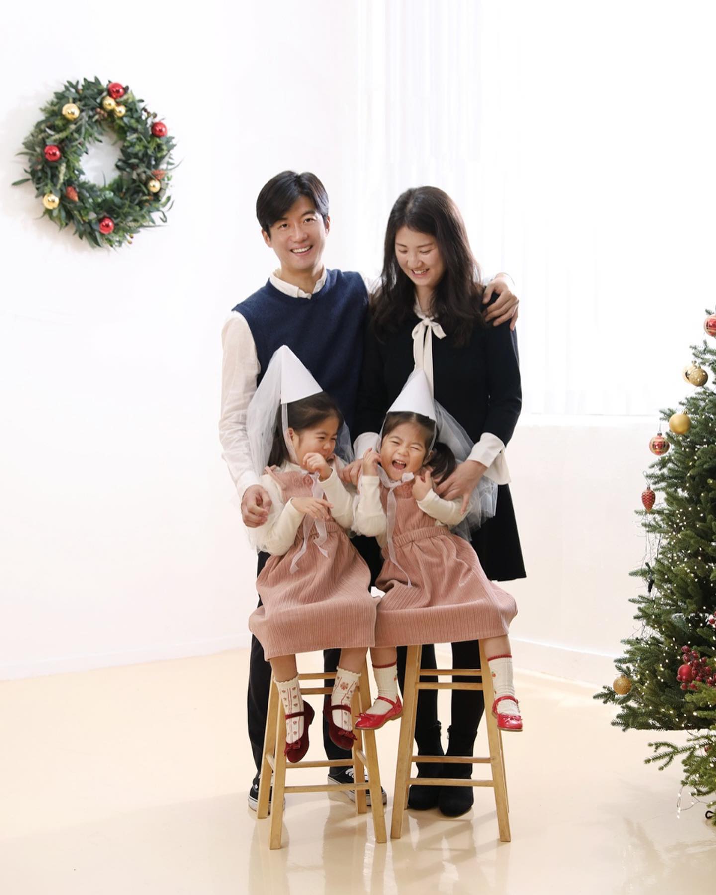 #가족사진

10월에 매년 찍는 셀프사진 찍고 넘어가나 했는데
겨울 크리스마스 기념으로 가을하늘이 사진, 부부사진에 가족사진까지
예쁘게 남기고 왔어요 🙂❤️

#가평 #오리나무길사진관
크리스마스 컨셉 촬영중이라 
가평에 놀러온다면 기념삼아 가보면 너무 좋을듯 !

우리가을이 ,, 왠일인지 가분 안좋아서 안웃어서 너무 속상했는데
결과물 받아보니 이게무엇? 이렇게 밝았나 싶을정도로 예쁘다 💛
사장님 금손 금손 🤚 #가평사진관 을 오리나무길 사진관으로 📸