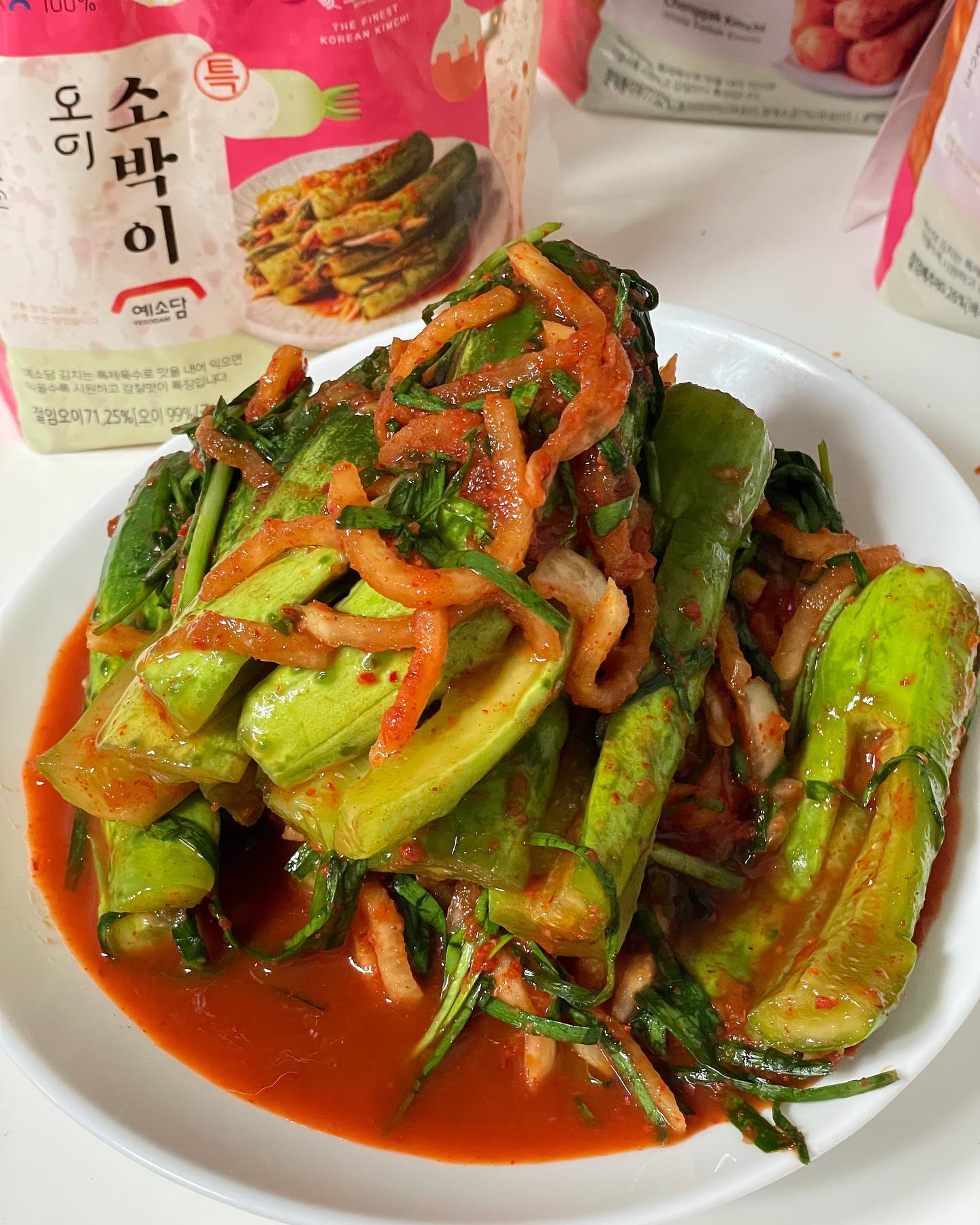 100%우리 농산물로 만든 예소담김치
3종세트가 왔어요.

특썰은김치1kg + 특오이소박이1kg +특총각김치1kg

모든 재료가 국내산이라 믿을수 있구요.
멸치젓, 새우젓, 황석어젓도 2년발효를 시킨 젓갈이네요.

대한민국 김치품평회 7관왕이라니,
도대체 어떤 맛이길래
기대가 되더라구요.

맛이 남달랐던 이유는 바로 특제비법으로 만든 육수 때문이었어요.

썰은포기김치 배추도 아삭아삭 싱싱하고 양념도 간도 딱!

총각김치도 아삭아삭, 밥도둑이네요.
정말 시간이 지나가면서 더 맛있어져요.

오이소박이도 젓갈냄새 거의없이 아삭아삭 시원하네요.

예소담 김치 중에 오이소박이도 강추합니다. 

따끈따끈밥에 맛난 김치만 있어도 완전 밥도둑이네요 

밥도둑 예소담김치 담에는 열무물김치 주문해볼래요.

yesodam_kimchi

#예소담김치 #전통김치 #국내산김치 #김치맛집 #예소담김치 #예소담 #김치 #특썰은김치 #오이소박이 #총각김치 #믿고먹는김치 #HACCP인증 #신선한재료 #비법육수 #김치맛집