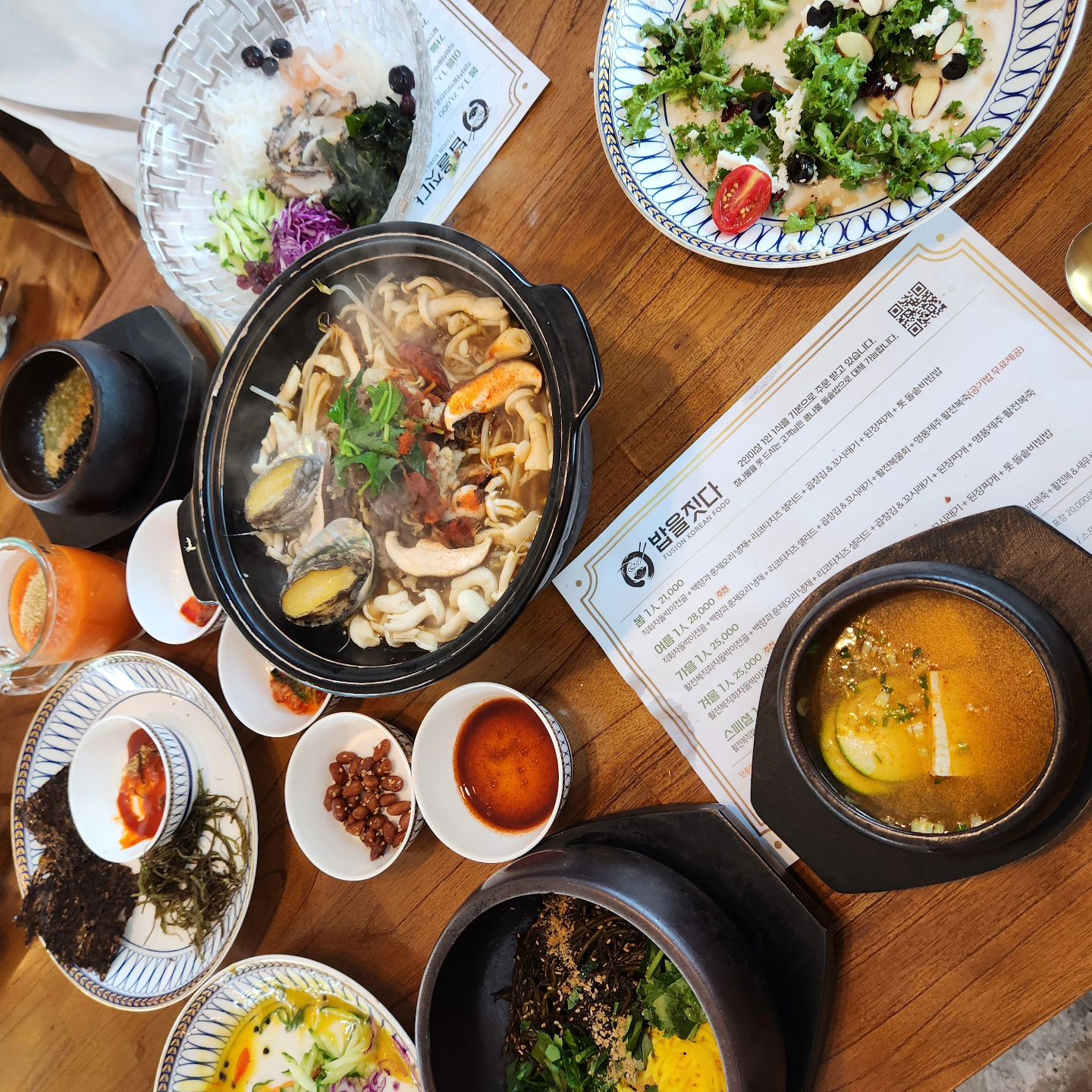 한정식 러버라면 꼭 가봐야하는 #경산밥집 #밥을짓다 

-활전복직화차돌박이전골
-백향과훈제오리냉채
-리코타치즈샐러드
-곱창김&꼬시래기
-된장찌개
-톳돌솥밥
-제주활전복물회+활전복죽

여름과 겨울 주문해서 먹었는데 
초딩입맛에 편식쟁이인 나도 
전부 넘 맛있게 잘먹은 곳 ❤️

#경산맛집 #경산한정식 #경산한정힉맛집 #밥을짓다경산점