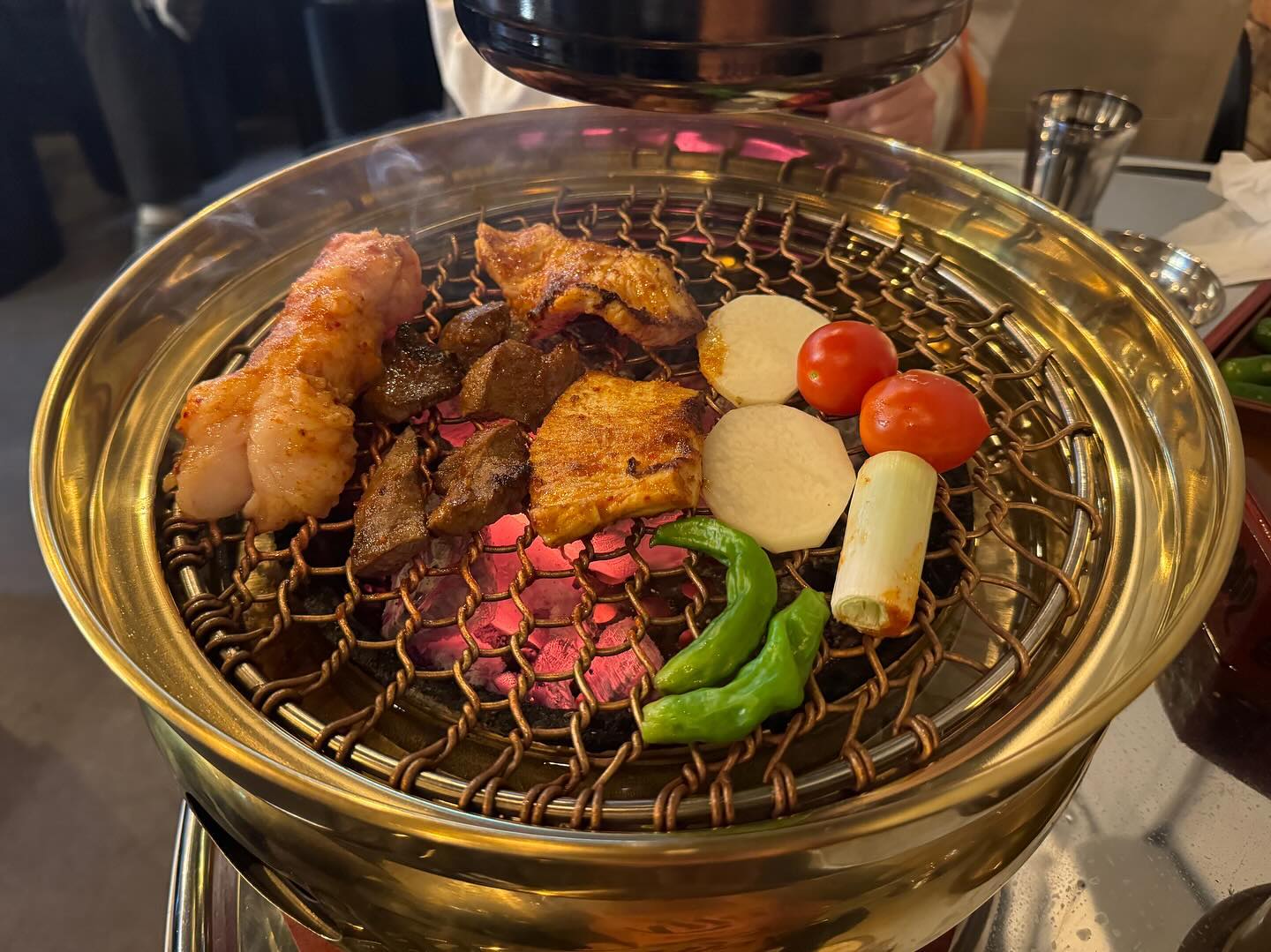 #❤️ .
소개팅해도 괜찮을 대창맛집🍽️

🔥대창간🔥
 📍서울 노원구 화랑로 337-17 1층
 ⏰매일 17:00~23:00
 📞0507-1397-3930
 ✔️단체 이용 가능
 🏠daechanggan_
📋MENU📋
 양대창 22,000₩
 - 양깃머리 + 대창 180g
 소곱창 180g 22,000₩
 볶음밥 3,000₩

 아저씨들의 음식이라는 오명을 쓰고 있지만, 많은 여자들의 소울푸드 자리를 지키고 있는 음식이 바로 '곱창류'아닐까 싶다.
 돼지 곱창은 물론, 소곱창, 막창, 양, 대창까지 다양한 곱창류 친구들은 많은 사람들의 오해와 달리 특유의 매력으로 많은 여성들이 사랑하는 음식이 되었다.

 하지만, 아무래도 '내장류'인 만큼 이 음식들을 먹을 수 있는 곳들은 대부분 허름하거나 꾸며지지 않은 곳이기에 편한 사람들이 아니면 방문하기 꺼려지는 경우가 많은데, 석계에 새로생긴 '대창간'은 그 틀을 깨주는 양대창 전문점이다.

 일단, 외부에서 트렌디한 간판이 눈을 사로잡고, 아늑한 내부의 고급스러운 인테리어가 레스토랑에 온 것 같은 느낌을 준다.
 기본 세팅되는 반찬들이 구절판에 나오고, 고기를 굽는 숯불판도 고풍스러운 느낌을 준다.

 내장류를 너무 좋아하는지라 바로 주문한 양대창은 초벌한 뒤 눈 앞에서 직접 구워주기에 고기가 타거나 덜 익었을 걱정을 할 필요가 없었고, 소곱창은 온전히 익힌 뒤 서빙되어 옷에 냄새가 밸 걱정이 없다.
 모든 메뉴는 당일 공수한 재료를 사용하여 일본에서는 회로도 먹는 양의 선도를 자랑한다.

 음식이 맛있었던 것은 물론이고, 이 메뉴를 이렇게 고급지게 즐길 수 있는 곳이 있다는 사실 자체가 굉장히 매력적이었다.
.
.
.
.
.
#대창간 #석계맛집 #석계핫플레이스 #석계데이트 #석계데이트코스 #석계데이트맛집 #석계맛집추천 #석계양대창 #석계소곱창 #석계소곱창맛집 #석계소개팅 #석계소개팅하기좋은식당 #월계동맛집 #양대창맛집 #석계역소곱창 #석계역맛집 #석계역술집 #석계역모임장소 #석계역회식 #석계모임 #먹스타 #맛스타그램 #맛집스타그램 #먹팔맞팔 #선팔맞팔 #사진 #광운대맛집 #🍽️ 

#ezc_맛집_한식