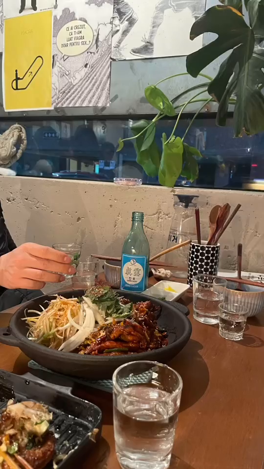 입구부터 힙함이 느껴지는 
빨간조명에 이끌려 방문 해 본 활력!
입구에 전신거울있는데 거울샷 꼭 찍어보긔📸
따뜻한 우드톤의 조명과 나무 소재의 인테리어에
테이블과 의자는 세련된 디자인으로 꾸며져 있었고,
전체적으로 모던하하고 아늑한 분위기에
편안하고 즐겁게 한잔 하시는 분들이 많았음!
메인 안주 종류도 많고, 사이드메뉴도 저렴한 가격으로
부담 없이 주문 할 수 있었음㉭㉭㉭
주류도 엄청 다양하게 준비되어있었는데
스테미나 요강파괴세트랑 불끈불끈 스테미나주도 있음🫢
불향 솔솔 나는 버섯닭목살직화구이랑
겉바속촉에 데리야끼소스랑 마요네즈
그리고 가쓰오부시 듬뿍에 파로 화룡점정찍은
오꼬노미야끼&타코야끼도 너무 맛있었음ヽ^oo^ﾉ

#대구활력 #활력
🗂버섯닭목살직화구이 22000원
오꼬노미야끼&타코야끼 9500원
소주 5000원
켈리 생맥 4000원
📍대구 중구 중앙대로81길 61 활력
⏰일~목 17:00 - 01:00 / 금,토 17:00 - 02:00
🚘 ❌