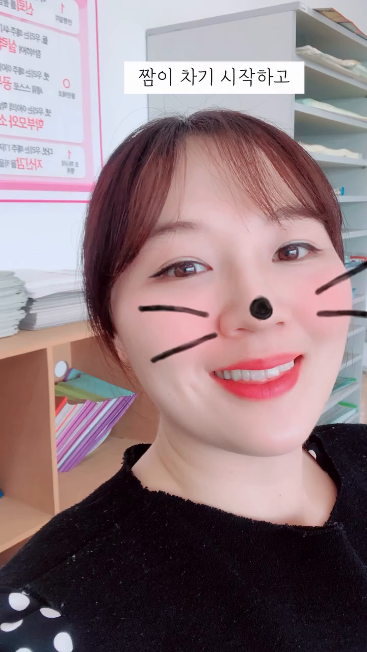 #강이맘의성장일지 ➰ 오랜만에 수다타임
#강이맘이야기 가 성장일지로 업그레이드 ♥️

집에서 공구마켓 부업을 한지 
이제 7개월차에 접어들었어요 🥳👏

저는 현재 공구마켓을
선택하고 협찬, 서포터즈,
공구제안, 영상의뢰 등 
다양한 경험과 수익을 내고 있어요,

요즘 온라인 수익화나 
부수입등에 관심이 늘면서 
공구마켓에 대한 질문도
많이 받고 있는데요 

궁금해하시는 
저의 공구 스토리도 
올려보도록 해볼게요😉

ㅡㅡㅡㅡㅡㅡㅡㅡㅡㅡㅡㅡㅡㅡㅡ

저의 그동안의 경험들을 담은 
부업 도전기 궁금하시다면 
gang2mom__ 팔로우
계속 봐요, 우리 🫶🐻

ㅡㅡㅡㅡㅡㅡㅡㅡㅡㅡㅡㅡㅡㅡㅡ

🐥
처음 저의 공구마켓의 시작은
아무도 모르게 시작되었어요🤫

그전에 해왔던 부업들의 성과가
딱히 좋지 않았기때문에
잔소리(?)를 안듣고 싶었거든요
(우리집 세대주한테요 😌)
그래서 주변 사람들 모르게
시작했어요,, 계정도 새로 만들고요,,

그러다 친구에게 말했는데,,,
“육휴동안 이거 한번 해보려구”
“공구마켓? 그거 너무 많지않아?
애키우는 엄마들은 다 그거 하나봐
나 아는 사람도 그거 하는데
잘 안되던데…“ 이러는 거에요, 

그치만 그 전에 했던 부업들도
이미 차고넘칠 정도의 
포화상태였던터라 친구 말이 큰
타격은 없었지만,, 역시나 걱정하는
사람들이 더 많았어요..

지금은 제 모습을 보고
많이 달라졌지만요 ! 

처음 부업을 하기로 결심한건
서른 살 무렵이었어요 

➖나의 첫 부업 [부업의서막] 💌

남편은 절 어느순간부터
프로N잡러고 불렀어요
좋은 의미보다는 이것저것 
취미로 하는게 많았거든요😇

일단 운동은 필라테스
크로스핏 손으로 만드는 
클래스들은 매달 찾아다니고
집에는 취미로 하는 캘리그라피 
Dslr… 📸…

그당시 직업이 저랑 너무 잘맞고
급여에도 (학습지교사)
만족도가 있었지만 코로나이후 
남모를 저의 불안이 시작되었고

👀💪그전에는 하고싶은게
취미로 만족하는 정도였는데
코로나 이후부터는
진짜 수익을 낼 수 있는
부업을 하고 싶다로 완전히 
바꼈어요 ! 

저는 하루에 적게는 8집 많게는 15집을 
방문했었는데 🦠듣도보도 못한
바이러스에 수많은 집들이 수업을
거부하기 시작했고👋 

사태가 심각해지자 회사 자체적으로 
전체 환불을 해주며 코로나가 잠잠해지길
한달가까이 기다렸지만 
상황은 점점 더 나빠지기만 했죠

더 이상 수업을 다닐 수 없게 되었고
화상수업이나 유선관리로 수업을 
이어나갔지만 대면 관리가 필요한
유아들, 고학년들의 성적을
유지하기엔 아쉬운 관리법이었어요

결국 매일 그만둔다는 학부모님들의 
전화를 받아야했어요 

근데 그만둔다는 말 보다
더 제일 기억에 남고 아팠던 말은
어느 아버님의 말씀,,😳

➖선생님이 여기저기 돌아다니면서
코로나 옮길 수도 있으니 더이상 오지 말아주세요 

전 극 F라 ㅋㅋㅋㅋㅋ 저말이 
오년도 더된 것 같은데 생각나는걸 보니
상처였나 봅니다,,😶‍🌫️

코로나도 코로나지만 좋아했던 
아이들과의 수업도 작별인사 없이
헤어짐도 힘든데 저런 말 들으며 
내가 이제 코로나 옮기는 사람까지 
된건가싶어 너무 억울하더라구요 

근데 그보다더 문제는 
수업을 나갈 수 없으니 
급여에도 문제가 생기기 시작했어요 
처음 겪는 일에 모두가 속수무책이었고
코로나가 무서워 그만둔 동료교사 그만둔 
학생은 매일매일 넘쳐났어요 

😨 그때 이런 생각이 들었어요 
내가 자의말고 타의에 의해
움직일 수 없는 상황이 되면
나의 경제활동은 어떻게 되는 걸까 

눈에 보이지 않는 바이러스가 
만족스런 내 일자리따위 
언제든지 앗아 갈 수 
있겠구나 하는 생각이요 

불안했어요, 근데 그 불안이 저를 
계속해서 움직이게 했던 것 같아요 
그 뒤로 틈만나면 내가 퇴근 후 
뭘 할 수 있을까 찾기 시작했고
유투브에 나오는 강의를 
찾아 듣기 시작했습니다 

본래 손으로 만드는 걸 좋아해서
자격증반까지 등록해 시작한 
저의 첫 부업아이템은
바로 이거 였어요 ➡️ 다음편에 계속 

➖➖➖➖➖➖➖➖➖➖➖➖

지금은 공구마켓 운영 7개월차! 

오픈하고 거의 단독공구로 
직접 물건들을 컨텍하며 오픈 4개월에
매출 천만원을 달성 ⭐️💫
그로 인해 단골분들도 생기고 
다양한 성과들로 연결되어
15개월 아들 키우며 재미있게 
활동하고 있습니다 
ㅡㅡㅡㅡㅡㅡㅡㅡㅡㅡㅡㅡㅡㅡㅡㅡㅡㅡ

저의 그동안의 경험들을 담은 
부업 도전기 궁금하시다면 
gang2mom__ 팔로우
또만나요, 우리 🐻🤎

ㅡㅡㅡㅡㅡㅡㅡㅡㅡㅡㅡㅡㅡㅡㅡㅡㅡㅡ