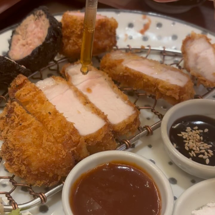 업무차 미팅은 압구정이 최고쥬😅
흑돼지돈카츠, 숯불돈카츠, 먹물돈카츠

간만에 돈카츠를 뷔페식으로다가 아주 종류별로 먹어봄요
#난축맛돈흑돼지등심카츠 를 먹으러 간건데 
한정판매라.. 구경도못하고 
흑돼지튀김만두, 블랙멘치카츠로 블랙을 즐겨봄요^^

들기름을 한방울씩 떨어트려 먹는게 신박했고
숯불향이 나서 좋았네요
특별할거 없는 돈카츠에 아주 살짝 특별함이 더해지는것 같습니다

개인적으로 돈카츠는 소금찍어먹는게 제일인것 같습니다^^

#딩동 #딩동도산 #스미카츠 #스미카츠압구정본점 
#압구정맛집 #도산대로맛집