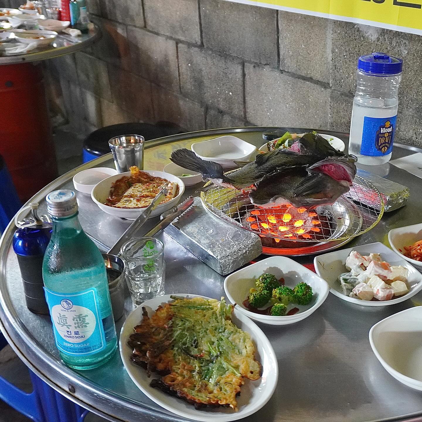 구월동 야장 인기메뉴 우럭구이🔥
연탄구이포차는 워낙 유명한 곳인데
사실 추석연휴에 간거 지금 올리는 중,,
이제 영하라 야장 앉으면 춥게찌..?
우럭구이 일반사이즈로 시킨건데
그래도 살 먹을거 많고 맛있었어요❤️
와사비간장에 콕 해먹으면 소주가 술술,,
기본안주도 잘나와서 만족해찌요👍🏻

👉🏻우럭구이 일반(28,000)

#야장#구월동야장#구월동포차#우럭#우럭구이#연탄구이포차#먹스타그램#먹팔#맞팔#안주