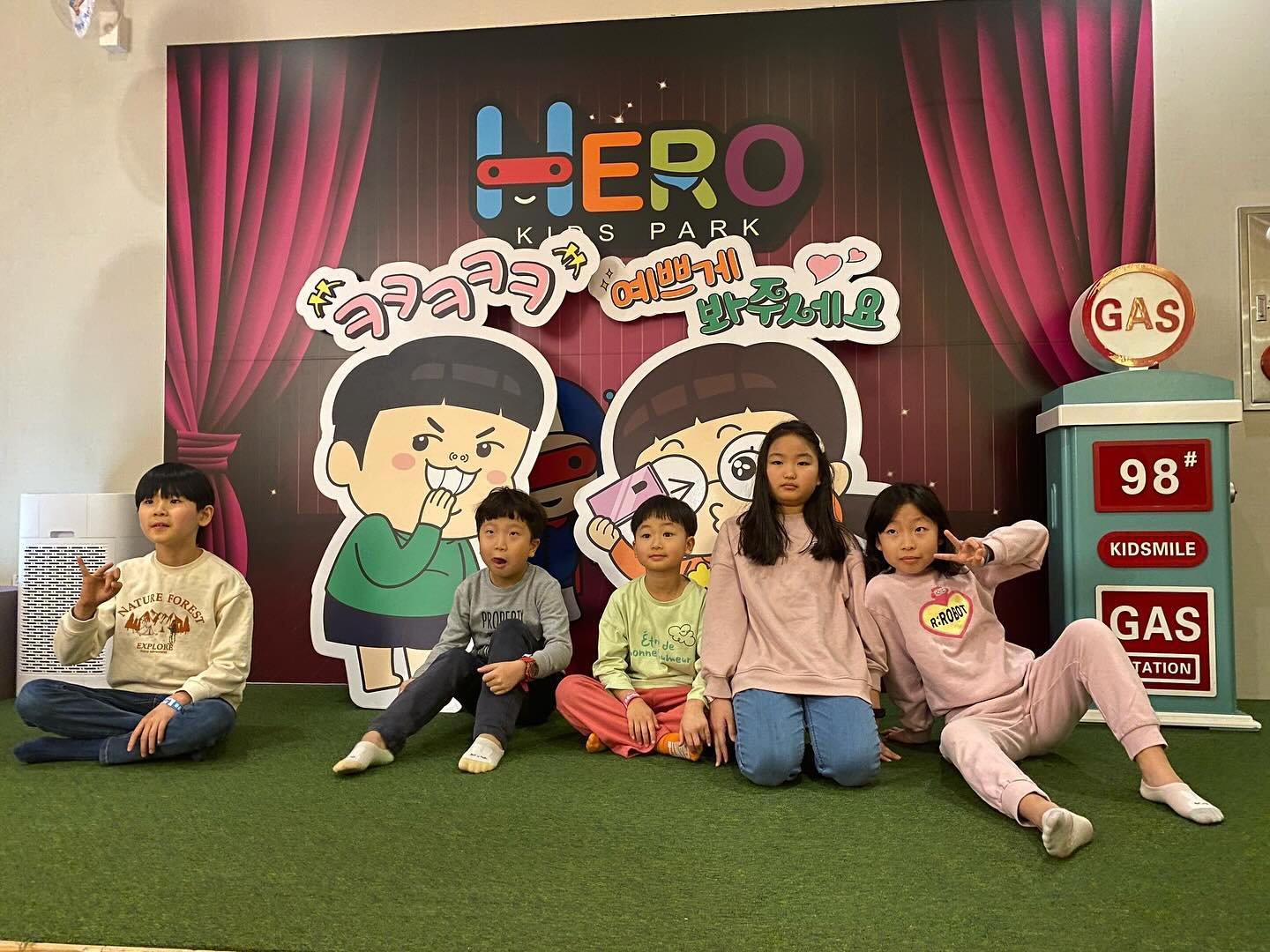 #방학모임 #히어로플레이파크 #겨울엔키카
찐의 갑작스런 벙개로 급 만남^^
포항에서 달려와주신 쭈~사랑해😍
역시 일찍가니 널널하고 좋구먼ㅋㅋㅋ
애들도 다른친구들이랑 같이 놀아서 그런지 더 잘 놀고
매점에서 즐건 점심 다같이 먹으니 컵라면도 맛나네^^
이번엔 #히어로와우주 까지 방문^^
생각보다 다양한 종류의 동물들고 뱀허물만져보는 체험 깜놀!! 
정말 무한 놀거리&볼거리 가득 #히어로플레이파크경주본점 
매달 정기적으로 모임을 약속하며~ 굿 바이!! 
#히어로플레이파크_경주점 #히어로플레이파크_경주본점
#경주키즈카페 #경주키카 
.
hero.playpark_official 
hero.wowzoo_official 
hero.sportspark_official 
herokidspark_gyeongju