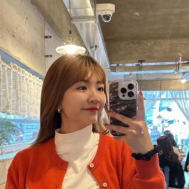 지하 on Instagram: "#광고 🌟✨👕 히트터치 터틀넥 반폴라 모크넥 티셔츠 👕✨🌟 . 🍂 베이지색 출시! 겨울내복 이너로 딱! 🍁 > 저는 화이트로 pick 당했어요 . 💫 쫀득한 재질과 부드러운