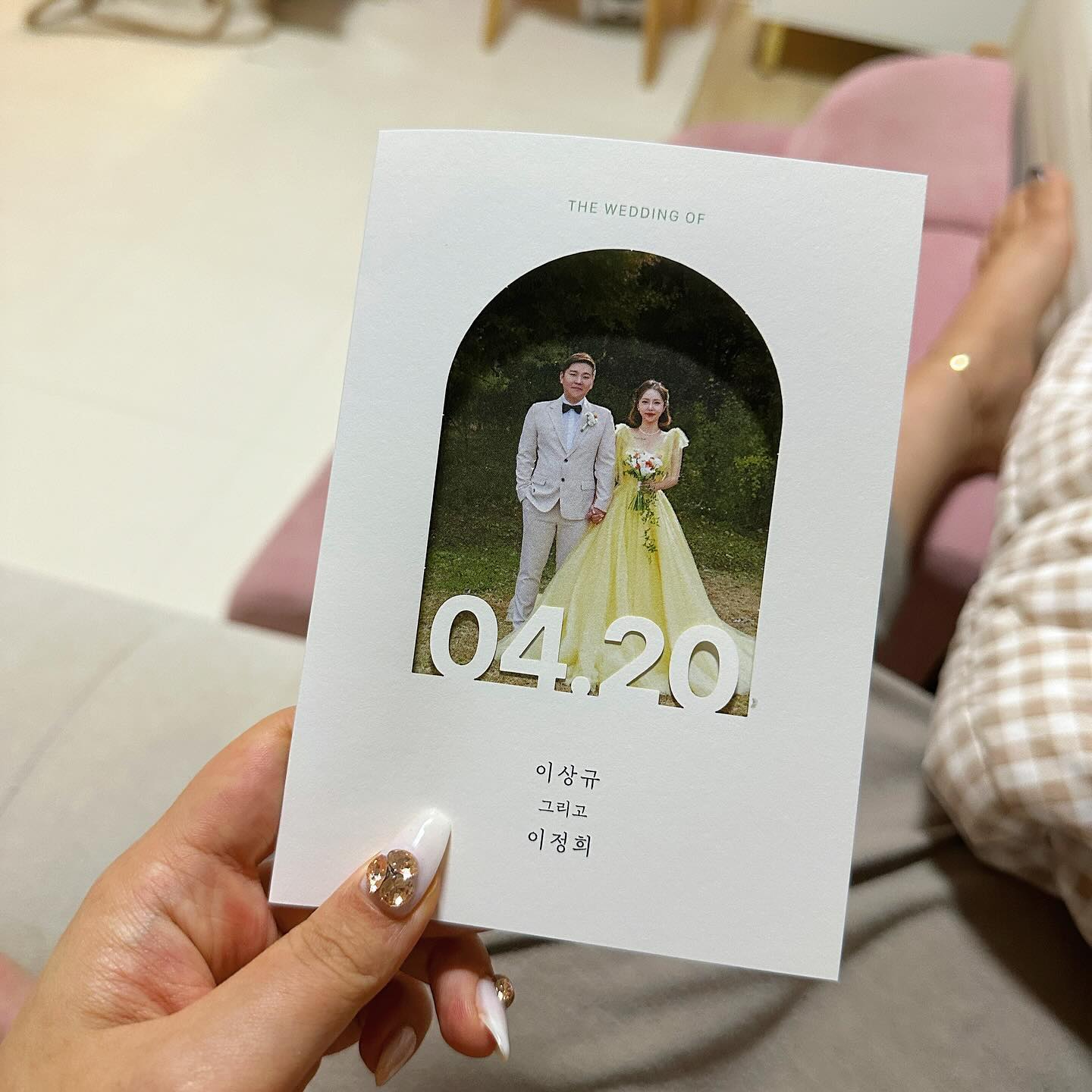 너무 귀여운 청첩장 .. 🥹🤍

배송이 이렇게 빠를줄이야.. 주문부터 발송까지 3일이라니 ! 
가성비 청첩장이 확실하다 ..! 식권까지 너무 귀여워버려ㅠㅠㅠ

포토 청첩장만 생각하고 있었는데 그냥 디자인 청첩장도
이쁜게 너무 많아서 흔들렸지만 포토카드 후회없어 🫣

#잇츠카드 #잇츠카드청첩장 #청첩장 #잇츠혜택