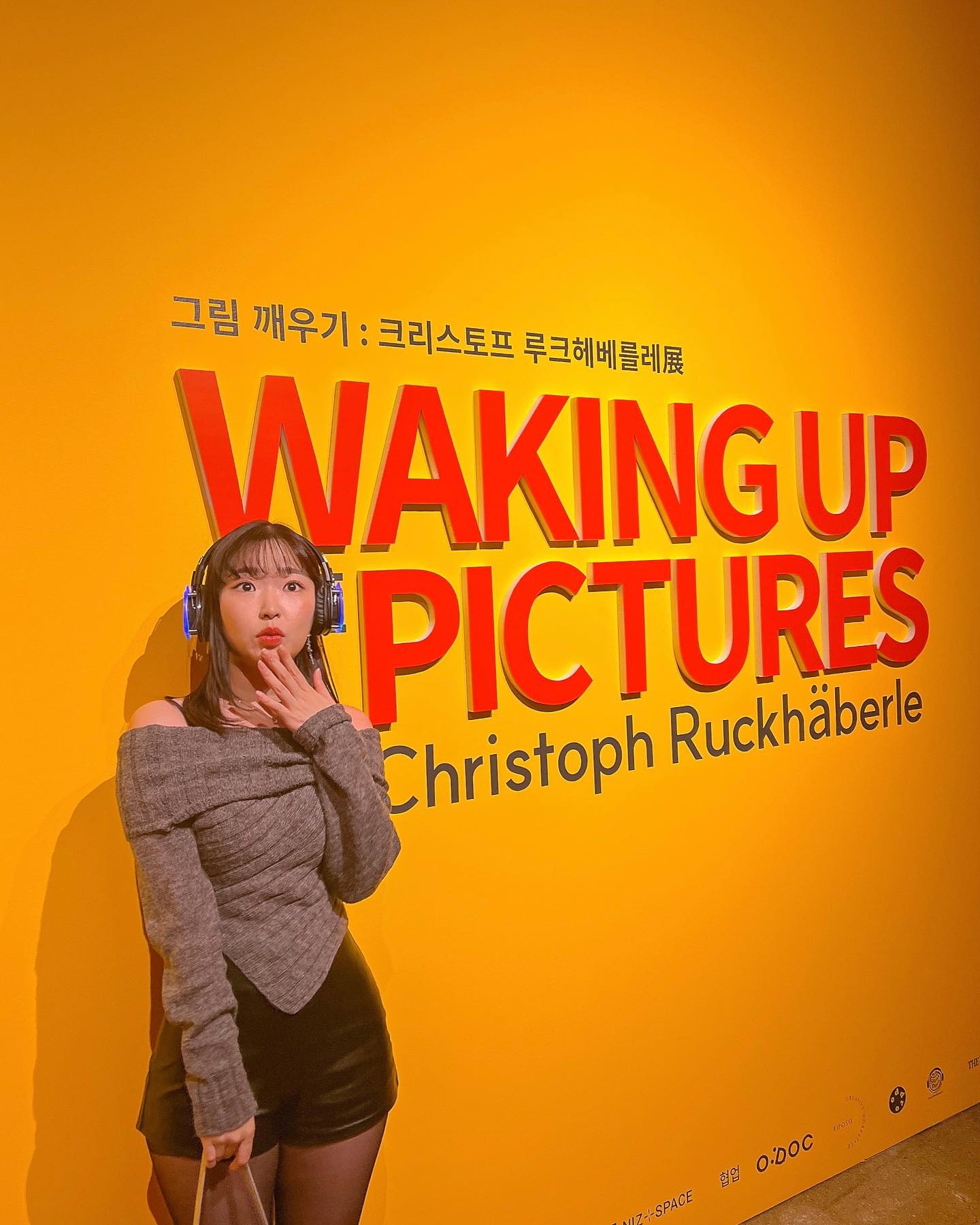 •초청•
오늘은 갤러리아 포레에서 진행되는 “크리스토푸 루크헤베를레 - 그림깨우기“ 사일런스 디스코 전시회에 다녀왔어요 ! :) 

단순히 그림감상만 하는 것이 아닌 작가가 생각하는 예술의 가치를 조금더 섬세하게 알 수 있었던 전시회였는데요 ! 

사일런스 디스코 소개 : 8시부터 1시간동안 도슨트 해설과 같이 전시 관람이 진행되고 그 이후의 1시간은 DJ가 플레이하는 음악과 무알콜맥주와 함께 자유롭게 관람하는 프로그램이에요 !

제일 인상 깊게 봣던 부분이 작가의 대부분의 그림들은 연속적인 모양 마치 같은 무늬를 여러차례 찍어 놓은 듯한 패턴 그림의 모습이 많은데 모두 동일한 모양이 아닌 유화 물감으로 하나하나 그린거에요 :) 

그래서 동일한 그림 같지만 제대로 살펴보면 각자 조금씩 다른 모습을 하고 있습니다 마치 멀리서 보면 거대한 군중 속에 가려 모두가 비슷한 사람터럼 보이다가도, 가까이서 자세히 보면 서로 다른 개성을 지닌 실제 우리의 모습을 연상 시키기도 한 부분응 보려고 그림들 하나하나 자세히 봤던게 생각이 나네요 🖼️

반복되는 패턴들 속에 미세한 차이를 남겨 직품에 인간미를 더하는 크리스토프의 이라한 작업방식은 벽지에서도 볼수 있는데요 ! 보통 전시회라고 하면 흰색 바탕의 벽 위에 작품을 걸어두는게 일반적인데 크리스토프의 그림들은 개개인의 형상들을 중층적으로 쌓아간다는 것이에요~ 

그래서 벽지자체도 작품, 벽지위에도 작품 그리고 그 작품을 보는 내가 그림 속 일부가 될수 있도록 크리스토프의 그림안에 패턴을 밖으로 빼서 그 일부가 되는 그런 특별한 경험이 되는 부분까지 정말 세세하게 들어났습니다 자신의 작품의 가치를 또, 성별이나 인종이 모호한 마스크들이 벽 밖으로 튀어나와 모여있는 장면들이 서로 소통하는 모습처럼 보였어요 🥺

이에 크리스토프는 “우리 모두는 각기 다른 환경에서 태어났고, 저마다 다른 시각을 갖고있습니다“ 라며 “논쟁을 띠는 서로 다른 의견을 모두 좋아한다“ 라는 다름을 인정하고 굉장히 마음에 와닿았어요 :)

각자의 다름을 인정하고 그의 작품을 관람하는 일부분의 본인조차 예술이 되는 크리스토프 루크헤베를레작가님의 작품이 되어보실래요? :) 

📍크리스토프 루크헤베를레 - 그림깨우기 2부
<사일런스 디스코>
▪️2023.11.29 ~ 2024.03.03
▪️서울특별시 성동구 서울숲2길 32-14 G층 더 서울라이티움
▪️매주 금,토 20:00 - 22:00
☎️ 02-733-2798
.
.
.
#성수전시회 #성수동데이트 #성수데이트 #성수동핫플레이스 #성수동핫플 #성수미술관 #성수역전시회 #크리스토프루크헤베를레 #성수동데이트 #성수동데이트코스 #성수데이트코스 #서울전시회 #서울전시회추천 #서울숲 #서울숲데이트 #갤러리아포레