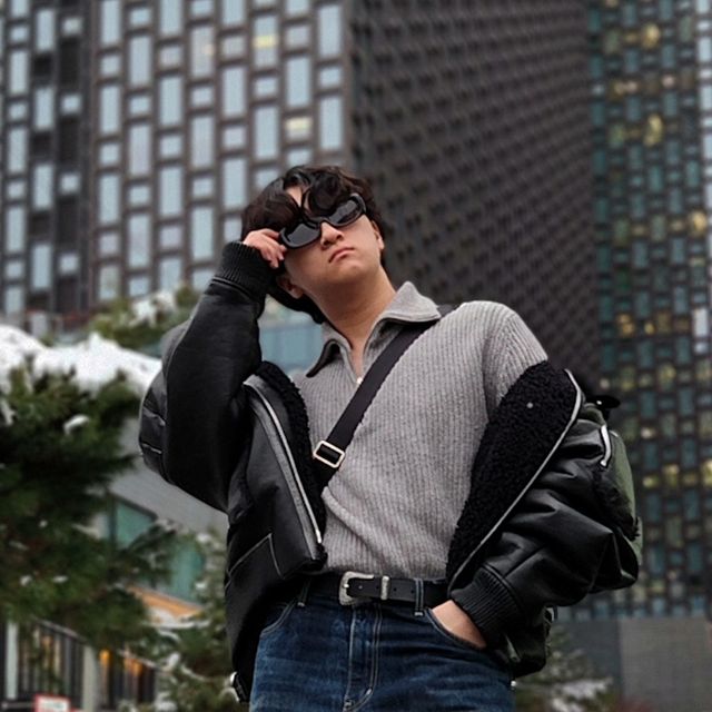  경景 | 스트릿, 캐주얼, 미니멀 on Instagram: "#협찬 힙한 썬구리 이걸 참아?

@daywalker_eyewear [MARGOT C5]

오늘은 데이워커 크루로 'MARGOT C5' 썬구리와 무스탕, 데님으로 스트릿한 분위기의 코디를 해주었습니다 :)

여러분! 겨울철 자외선의 무서움을 아시나요? 겨울이 되더라도 UVA의 양은 그대로이고, 지금처럼 눈이 많이올 경우 반사율이 여름에 비해 70%나 많이지는데요! 
99.9% UV차단 기능이 있는 ZEISS LENS를 사용한 데이워커의 힙한 썬구리 MARGOT C5!! 야무지죠 (b˙◁˙ )b

✔️ UV차단 렌즈로 눈과 주변 피부를 강한 자외선으로 부터 보호
✔️ 청량한 컬러 렌즈로 선명하고 편안한 시야확보
.
.
.
Eyewear - @daywalker_eyewear
Outer - @doffjason
Top - @giordanokr
Bottom - @martinplan_official
Belt - @doffjason
Shoes - @adidas
Bag - @iugamakaras 

#제품제공 #데이워커 #데이워커선글라스 #선글라스 #안경 #블루라이트차단안경 #스트릿패션 #데일리룩 #오오티디 #무신사 #W컨셉 #EQL #안경추천 #데이워커크루 @daywalker_eyewear @daywalkercrew"