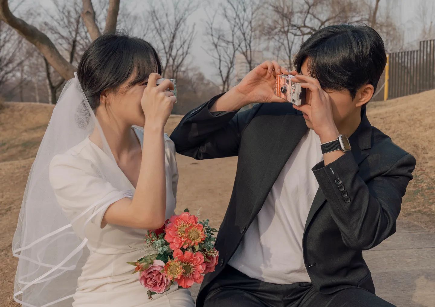 이미 알고 계신 분들도 계시지만,,, 그저 먼 일인 줄만 알았던 결혼을ㅋㅋㅋㅋ 하게됐어요^_^!!!

둘의 추억이 가득한 군자동 일대와 어린이대공원에서 아침 7시반부터 촬영했는데 아침 운동하는 어르신들께 축하도 받고 재밌었습니다ㅎㅎㅎㅎㅎㅎ

찐친이 촬영해주니 자연스러울수 밖에 없었던거 같기도 하구 🤭 100일 스냅부터 재능기부해준 vittersweet_photo 작가님 평생 고마워여

곧 한분 한분 만나뵙구 인사드릴게요오!!!!💪💪

-----------------------------------
🔸️6월 18일(일) 오후 2시
🔸️아펠가모 광화문