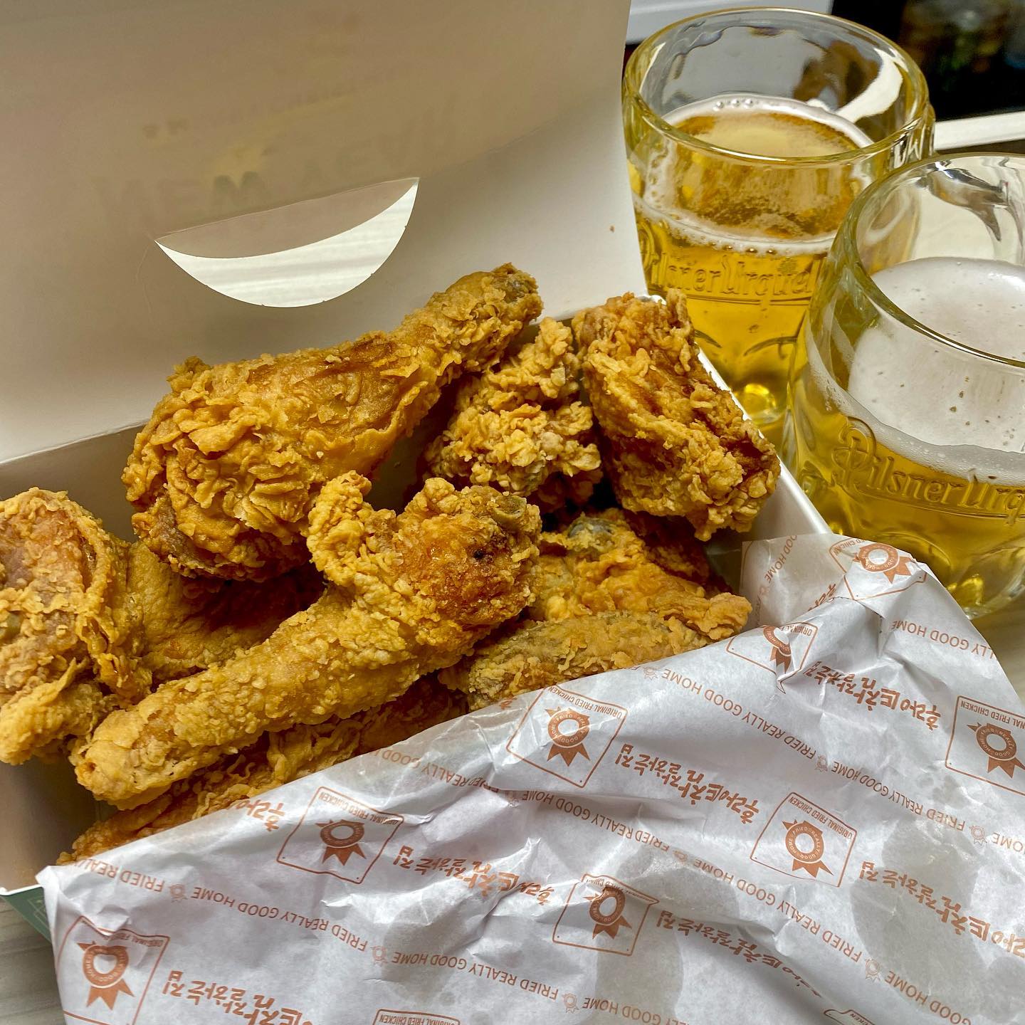 #협찬 최애 치킨집 #후참잘 🍗💗

#후라이드참잘하는집 가게이름 그대로
겉은 바삭하고 속은 촉촉한 후라이드 치킨이 존맛😋❤️
기본적으로 매콤한 염지가 되어있어서 퍽퍽살까지 빠짐없이 맛있움,,
여기에 생맥주까지 주문해서 함께 먹으면 완벽 그 자체,,🍻✨
-
➰치킨의 맛을 업그레이드 시켜줄수있는 소스 추천➰

🤎마늘간장소스 : 짭쪼롬한 마늘향이 가득🧄
💛갈릭디핑소스 : 진한 갈릭치즈맛에 풍덩🧀
💚와사마요소스 : 알싸한 와사비향이 톡톡💥
❤️디진다핫소스 : 매콤하지만 계속 먹고싶은 맛🔥
-
➰1월 할인 정보➰

〰️배달의민족/배민원 매주 금요일 2천원 할인
〰️요기요 매주 월요일,수요일 2천원 할인

❗️브랜드관 찜을 해놓으면 할인 소식을 빠르게 받아볼 수 있다는 꿀팁❗️
찜 하는 방법은 마지막에 영상으로 쉽게 소개해놨어용😚
.
.
#후참 #배민할인 #요기요할인 #배달의민족 #배민 #요기요 #치킨 #먹스타그램 #술스타그램 #치맥 #치킨맛집 #치킨추천 #🍗 #🍺 #먹스타그램🍴 #배달추천 #배달추천메뉴 #치킨추천메뉴 #치킨먹방 #후라이드치킨 #후라이드 #chicken #chimaek #koreanchicken #야식 #야식추천 #야식스타그램