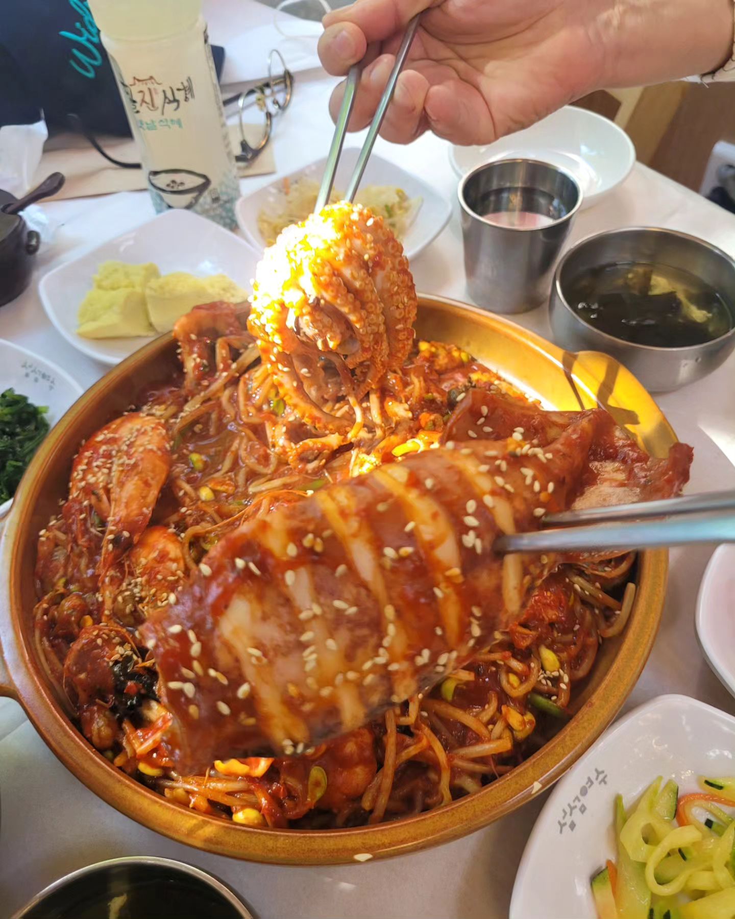 #협찬 #아꾸사랑 #여수아꾸사랑 #해물아귀찜 #여수맛집 #여수해산물 #여수해물찜 #여수맛집추천 #봉산동맛집 #여수봉산동맛집 #봉산동해산물 #여수해산물맛집 

여수 아꾸사랑 싱싱한 해물아귀찜 드실분~🙋‍♀️ 

#제니쌤 은 사랑하는 보물0호랑 여수 해물 아구찜 맛집와서 해물아구찜 먹어봤어요~!! 

오동통 #오징어 🦑#낙지 가 통째로 ~♡
#새우 🦐엄청 토실토실 싱싱하고 #전복 도 야들야들 
주인공인 #아귀 오만둥이 싱싱 그잡채에요. 

양념도 넘 맛있어 콩나물 양념 밥에 쓱쓱 비벼먹으면 환상입니다. 

기본반찬도 다양하고 맛있어요 ~♡ 

사장님 직원분들 너무 친절하시고 푸짐하고 양도 많아 남은 음식도 포장해주셨어요!! 

맛있게 잘먹었습니다 ~♡ 

오늘도 인생을 맛있게 ~🎶
건행하세요 🍀 🍀 

아꾸사랑
📌주소 : 전남 여수시 봉산동 281-37
.
.
🍁 가을 안에서 우리는 

가을은 사랑의 집입니다.
그 안에서 우리는 더 깊이 사랑하게 됩니다. 

지금 사랑하지 않는 사람은
사랑을 찾아 길을 나서고 

지금 사랑하고 있는 사람은
더 애타게 사랑하게 됩니다. 

가을은 진실의 집입니다.
그 안에서 우리는 더욱 진실해집니다. 

단풍잎을 말갛게 비추는 햇살을 보면서
내 마음을 지나가는 생각들도
그렇게 밝고 깨끗하기를 소망하게 됩니다. 

가을은 감사의 집입니다.
그 안에서 우리는 더 많이 감사하게 됩니다. 

씨앗이 열매가 되는 것을 보고
곡식을 거두는 동안은 
내리지 않는 비를 생각하면서
우리 살아가는 중에 감사할 일이 참 많음을 알게 됩니다.
.
.
#여수현지인맛집추천 
#여수데이트 
#여수여행코스
#여수맛집 
#여수맛집추천 
#여수맛집탐방 
#여수맛집투어 
#yummy  #jmt
#먹부림 #여수핫플
#먹는데진심인편