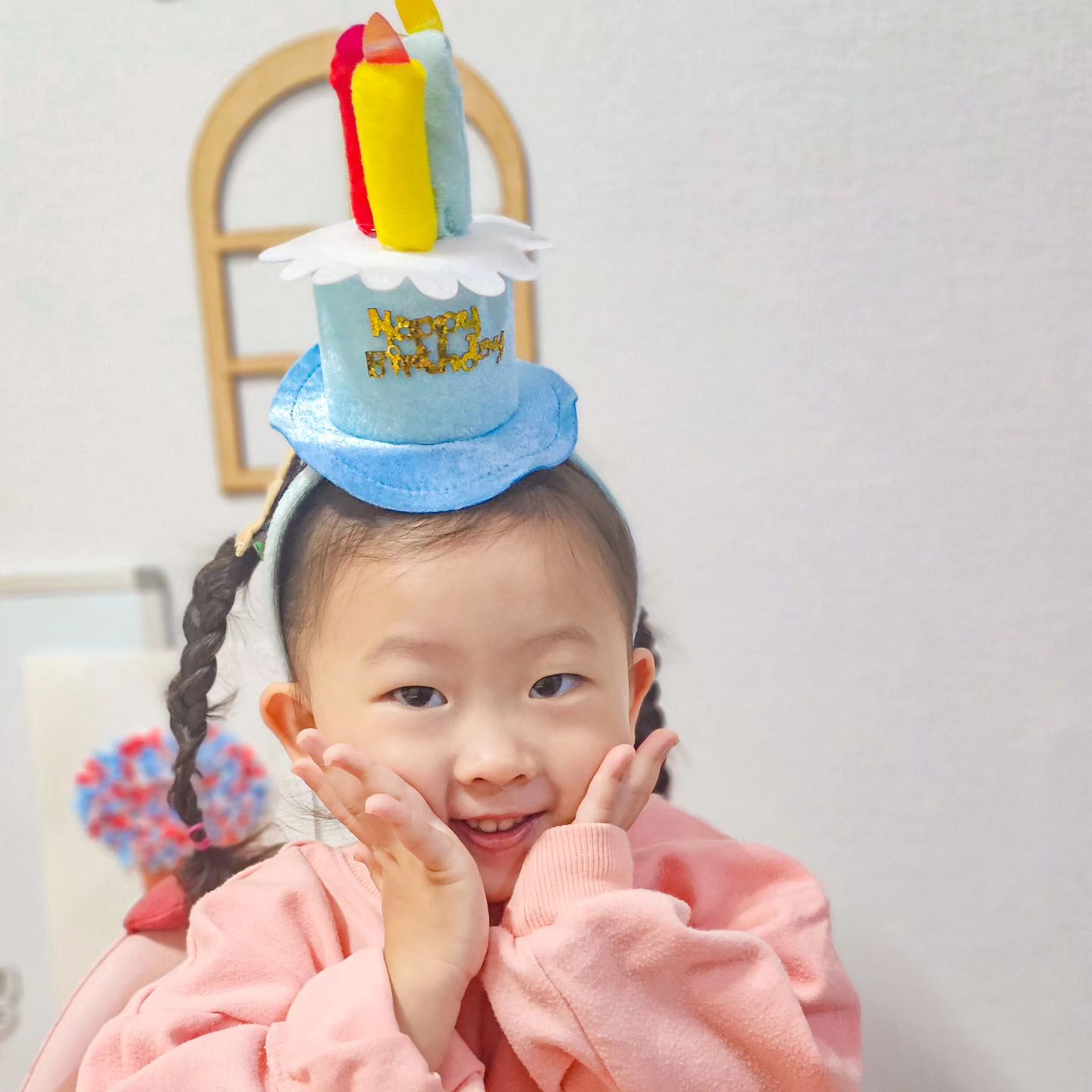 오빠오기전 내생일인척🥳

#도다네일상 #흰소띠아기 #핑크다윤 #HBD #오빠생일 #꽃받침 #도다남매