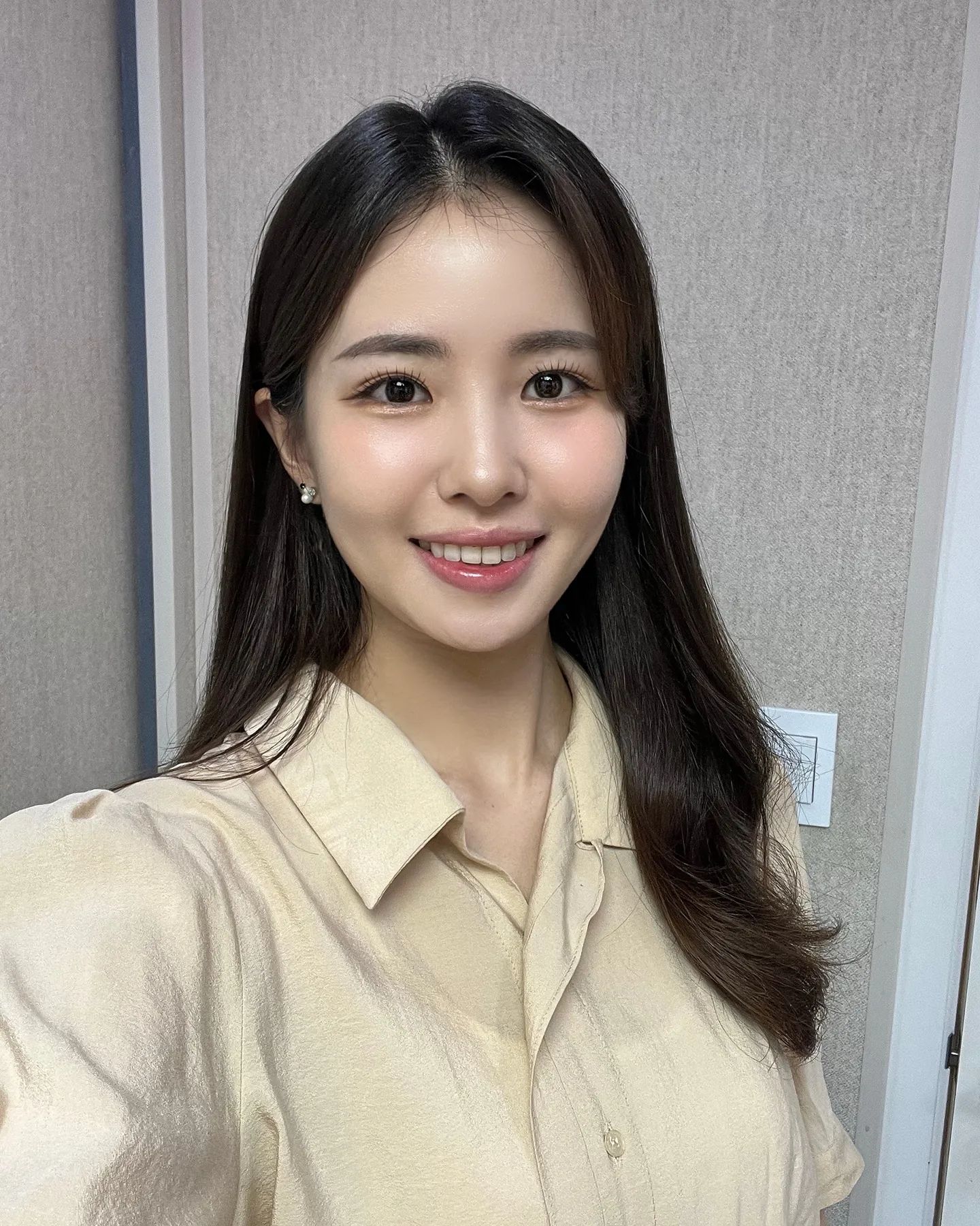 고객님이 보내주신 사진😊
아나운서 영상촬영하러 가셨던 고객님👍❤️
멀리서도 또렷하고 화사하게 보일 수 있도록 해드렸어용!!
짱 예쁘심😘❤️