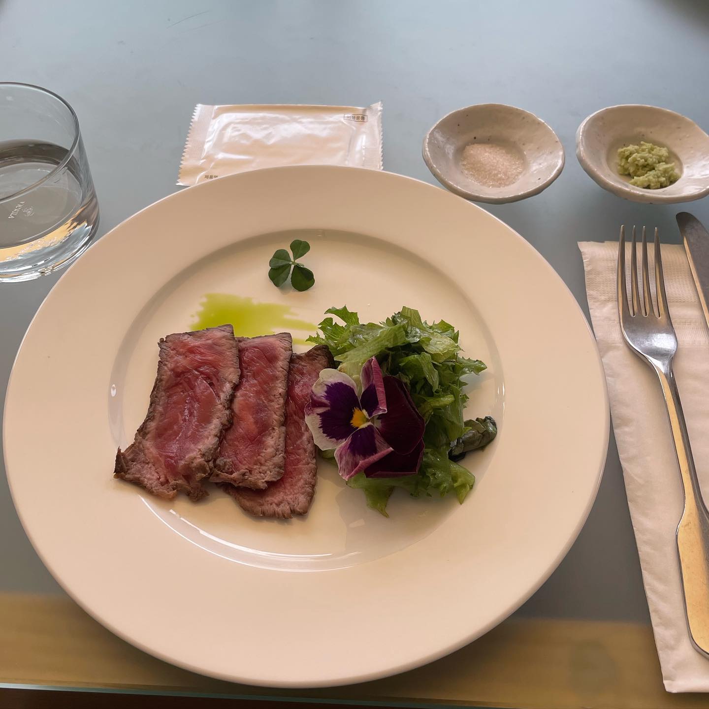 #오에일 #대구동인동맛집 

친구들 모임으로 방문했던 한우 오마카세!! 고기가 항상 부족했던 나에게 ! 맛있는 고기만 와장창 먹을 수 있었어용! ㅎㅎ 안에 분위기도 너무 심플하고 깨끗하고 좋아요! 고기 종류 별로 설명 친절하게 잘 해주시고 고기도 부드러워서 넘 맛있었어요 ㅎㅎ 데이트 장소로도 너무 좋을거 같아요! 맛 분위기 전부 만족😍

#쏘내맛집추천 #대구오에일 #oeil #대구oeil #대구맛집 #대구한우오마카세 #대구파인다이닝 #대구레스토랑 #대구동인동오마카세 #대구동인동파인다이닝