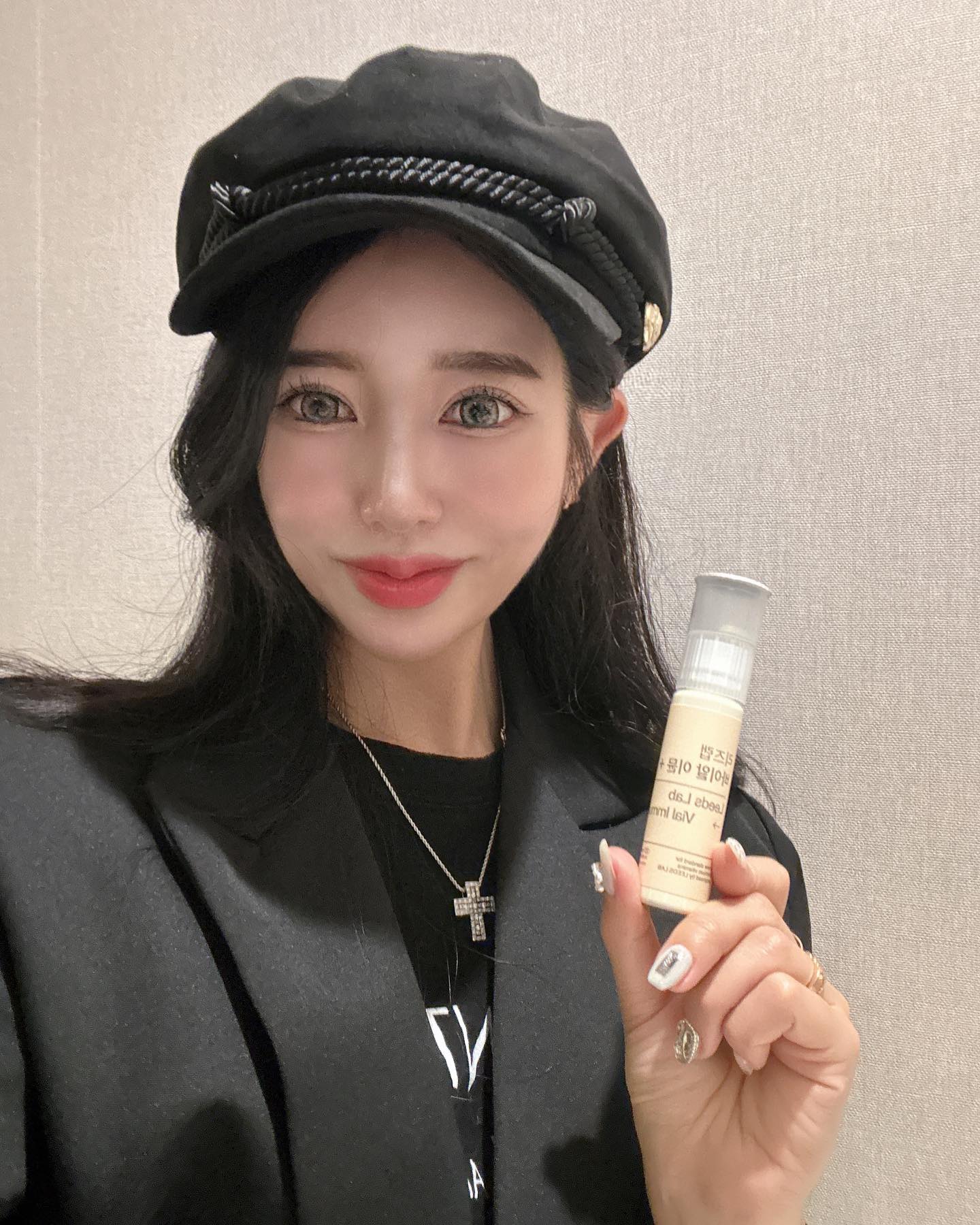 #협찬
이뮨 비타민 추천‼️리즈랩 바이알 이뮨 플러스‼️

국내 최초, 최다 22종 영양소가 함유되어 있는 영양제로
기존 19종 영양소보다 비타민B2,비타민B12,마그네슘 이렇게 3가지 영양소가 더 함유되어 총 22종 영양소 함유로 업그레이드된 리즈랩 바이알 이뮨 플러스💕💕
영양소는 더 함유되었지만 정제크기는 커지지 않고 그대로라 리즈랩의 기술력이 녹여져 있답니당🤗

✔️이민정님이 광고모델로 발탁된 #이민정비타민❣️

집에 다른 비타민 많이 있지만 #리즈랩이뮨플러스 는 하루 한병으로 간편하게 하루 영양소를 다 채울 수 있어서 매일 챙겨먹고 있어용🧡🧡
큰 알약은 잘 못 넘기는데 리즈랩 바이알 이뮨 플러스는 알약이 2개이지만 크기가 작아서 목넘김도 좋구 물없이 어디서든 간편하게 챙길 수 있다는 점이 특히 맘에 들었답니당😍
그리구 액상비타민이 누구나 맛있게 섭취할 수 있는 망고맛이라 전혀 쓰지도 않고 맛있게 먹을 수 있다는점❣️❣️
거기에다 감각적인 톤온톤의 디자인, 내부 단상자 정면에 섭취한 날을 까먹지 않게 체크 가능한 센스있는 캘린더 디테일과 고급스러운 패키지로 선물하기도 좋아용👍🏻👍🏻

✔️✔️오후 2시 이전 주문시 당일 출고! 당일 출고 시 90% 바로 다음날 도착하는 빠른 배송❤️❤️
리즈랩 바이알 이뮨 플러스 추천합니당💝💝

#협찬 #리즈랩 #리즈랩바이알이뮨플러스 #바이알이뮨플러스 #국내최초 #국내최다 #이민정 #이민정비타민 #골프비타민 #골프필수템 #라운딩필수템 #골프선물 #운동비타민 #올인원비타민 #종합비타민 #비타민추천 #프리미엄비타민 #면역력영양제 #멀티비타민 #멀티비타민추천 #건강기능식품추천 #비타민선물