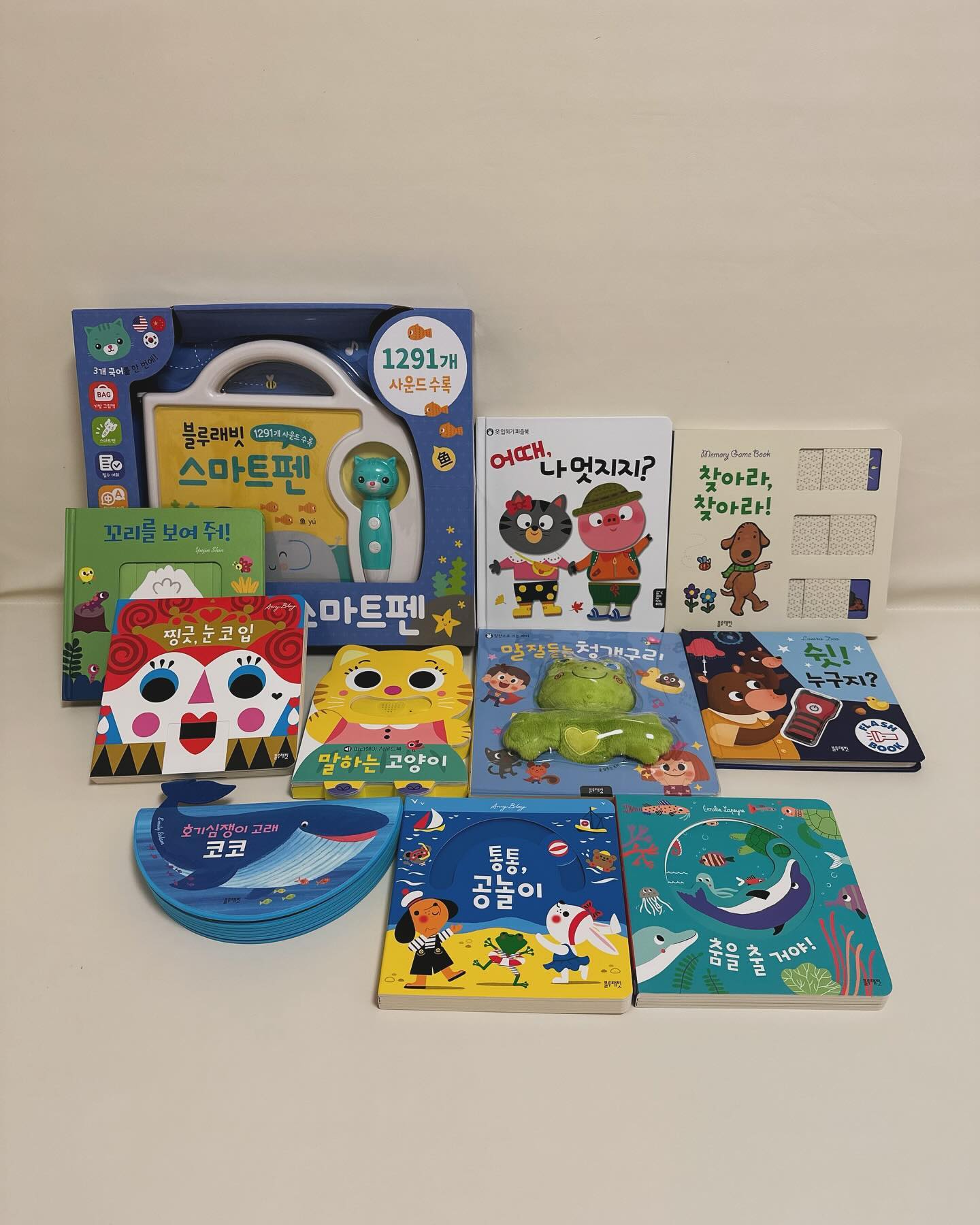 ෆ⸒⸒ 제품제공 x 블루래빗
 
17개월때부터 20개월이 지날때까지
하루도 빠짐없이 함께 해 온 블루래빗 '◡'
 
✅ 블루래빗 오감발달
✅ 블루래빗 언어발달
✅ 블루래빗 두뇌발달
 
다양한 교구들로 아이의 오감을 자극 해 주고
말 놀이와 단어 노출을 통해 언어 성장도 도와주고
신체 발달 측면에서 도움이 되는 교구가 있어
매우 고맙고 재미있는 책이었어요🫶
 
지난 3개월간 아이와 재미있는 시간을 보낼 수 있게
해주셔서 감사합니다👐🏻
 
앞으로도 저는 두 아이와 블루래빗과 함께 할 거예요🐰
 
 
🔖 𝑇ℎ𝑎𝑛𝑘𝑠 𝑡𝑜 bluerabbit_official_korea 
 
 
 
#언어발달 #오감발달 #두뇌발달 #블루래빗 #전집추천 #소전집
#유아전집 #아기전집 #아이전집 #블루래빗전집 #책육아