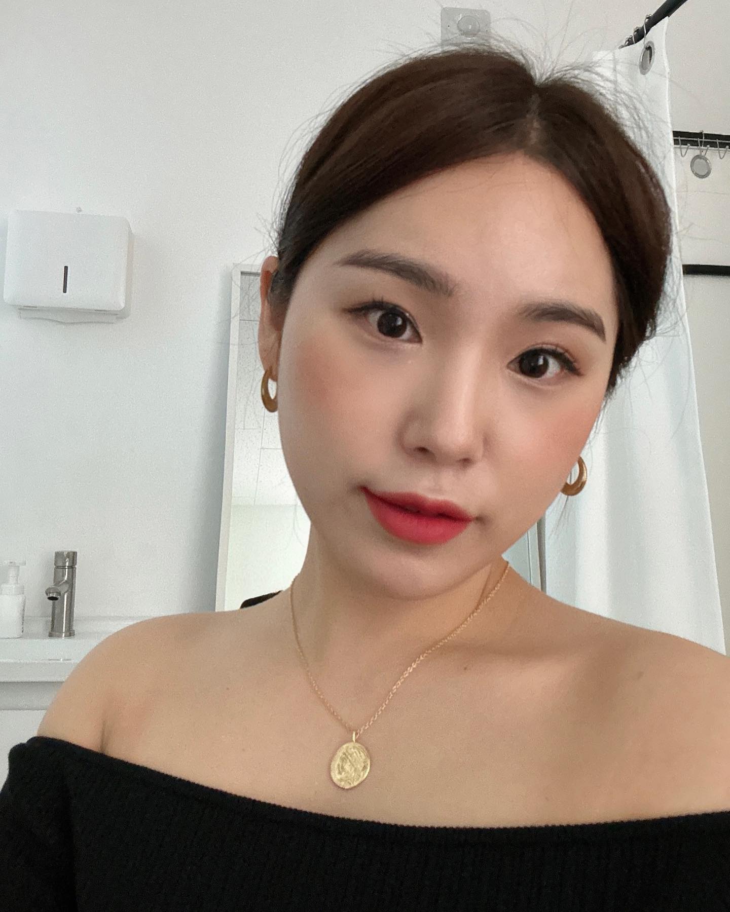 저 요즘 점점 피부탄력도 떨어지고, 웃을때마다 이중턱 잡히고,,, 서터레스,,, （´-`） 얼태기 왔다 싶을 때 필요한건 뭐..? 나를 위한 시술 관리! 

강남역 도보 3분 위치에 신관을 오프한 곳에서 인모드 받았어요. 예약하고 방문했응 때 놀랐던 건 기존 병원들과는 다른 편안하고 트렌디한 인테리어였습니다. 미술관 컨셉으로 미디어아트도 보이더라고요. 잠깐 대기하는 동안 AI 커피로봇이 내려주는 커피 한 잔 마셨답니다☕️

1:1 맞춤 상담으로 개인의 피부상태, 고민에 따라 정밀하게 시술해 주시니 즉각적으로 변화한게 눈에 보이고, 리프팅 효과를 지속적으로 유지 할 수 있게 도와주니 좋더라고요. 심부볼 이중턱 라인이 정리된 게 느껴져서 꾸준하게 인모드 받아야겠다 생각했어요! 

해외친구들에게도 소개해주고 싶었는데, 1:1맞춤통역 서비스를 시작해 해외고객도 밀착 케어가 가능하더라고요. 3월 봄기념으로 이벤트를 진행해서 가성비도 괜찮으니 여드름, 리프팅, 레이저 등 시술 받고 봄엔 더 예뻐져요 우리🥰

#피부과 #내돈내산 #피부과추천 #인모드 #리프팅 #인모드리프팅 #강남피부과 #강남역피부과