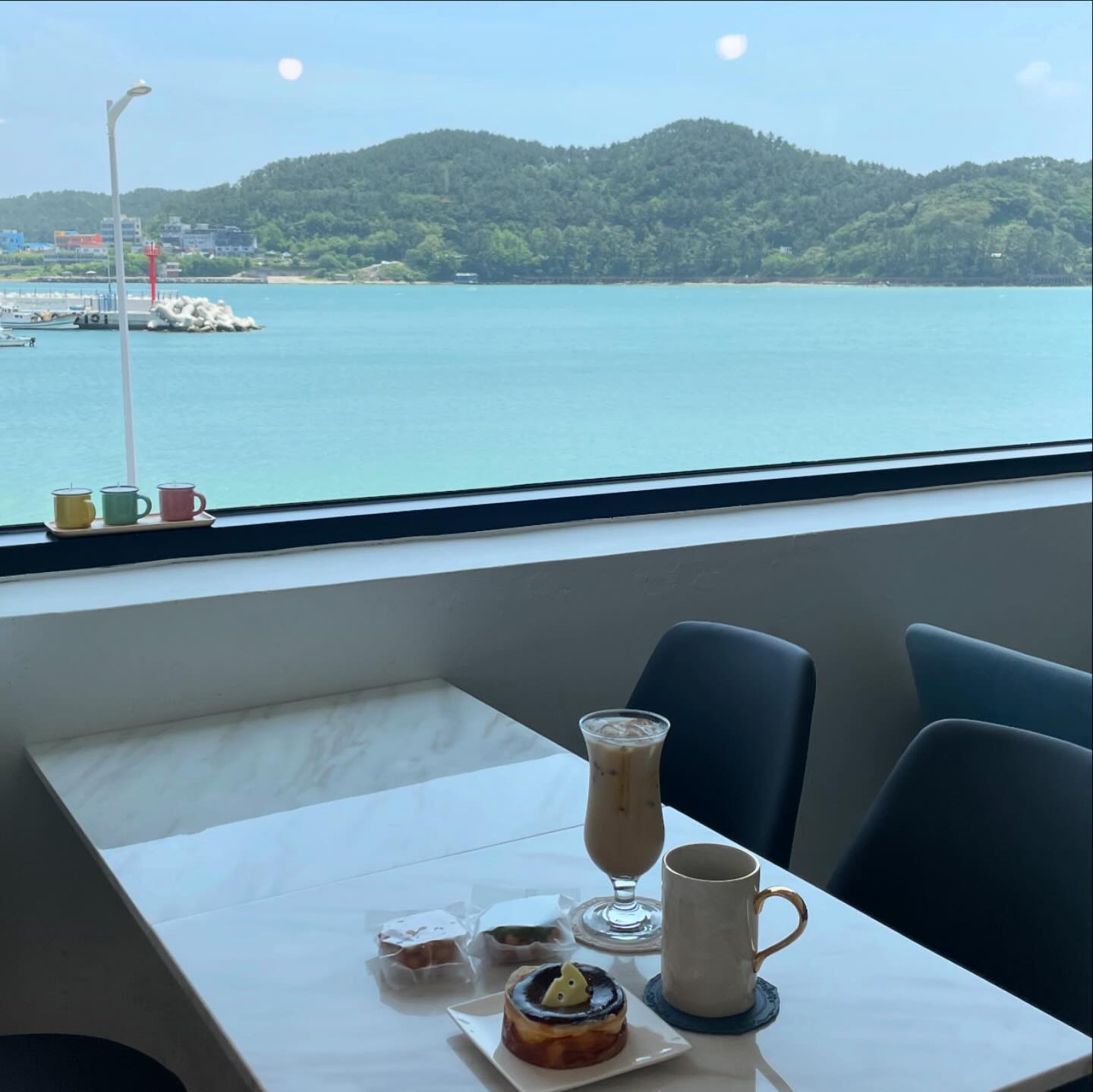 울집에서 차로 5분거리
일광해수욕장 오션뷰 카페 토레로☕️

조용하고 한적한 분위기라 책 읽기도 좋고 
맑은 하늘아래 바다 반짝이는 윤슬과 푸른 산 보면서 
멍때리고 명상하기도 좋은 곳🩵
바로 옆 돌담 예쁜 정원 보고 있으니 제주도 온 느낌도 나고 
멀리 안 가고 힐링중 😌

사장님도 친절하시구 
커피와 카페에서 직접 만드신 수제 오란다, 치즈케이크
디저트도 달콤하게 잘 먹었습니다🤗

📍주소 : 부산 기장군 일광읍 이천길 47 (이천리)
🕰️시간 : 매일 10:00-21:00
🅿️가게 앞 무료주차