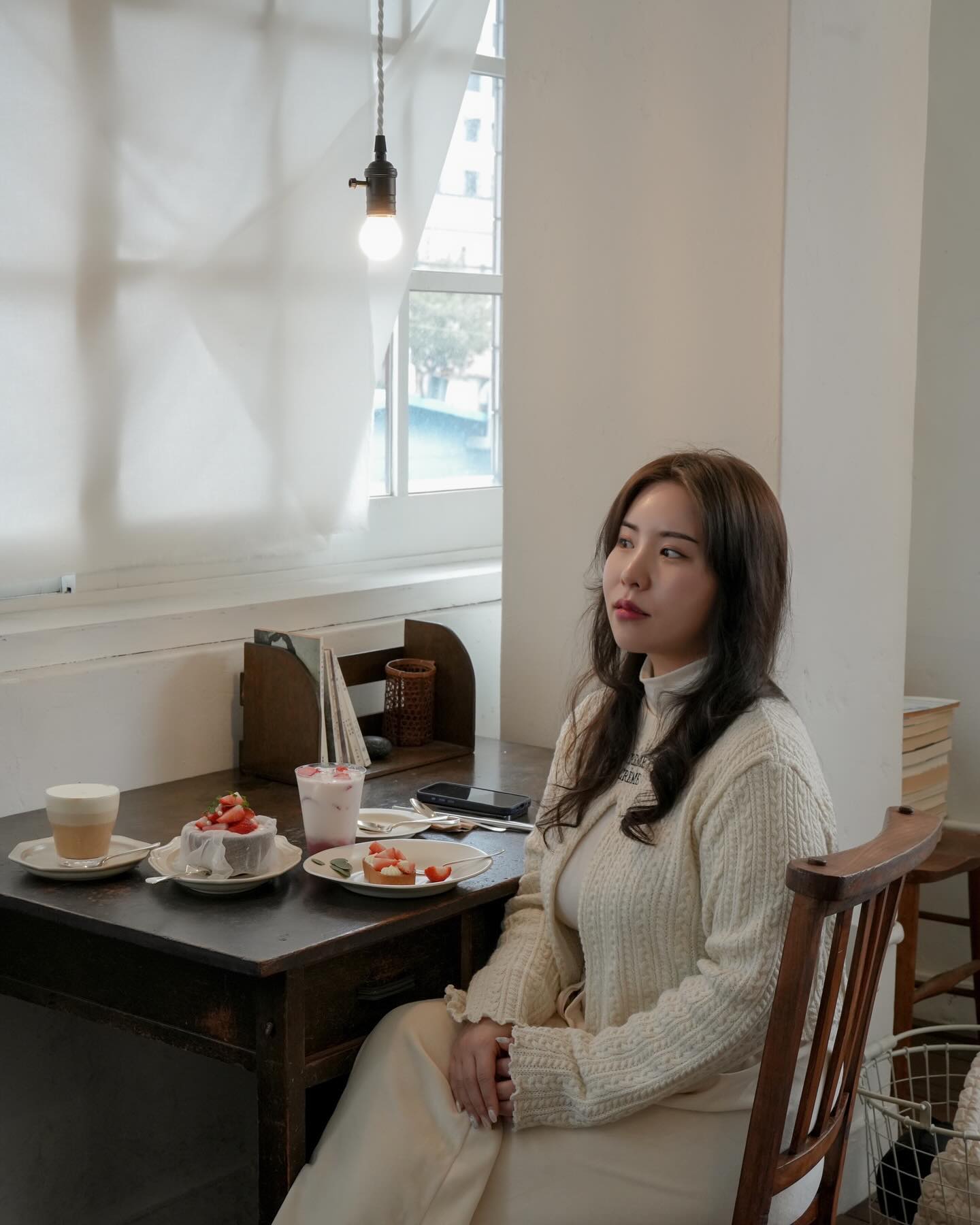 조용하고 감성적인 분위기의 전주 객리단길 카페

📍백일몽

전북 전주시 완산구 전주객사3길 10 2층
12:00-19:00(화,수 휴무)

전주 객리단길에 위치한 백일몽은
화이트톤과 원목가구들이 따스하고 고즈넉한 분위기를 자아내며,
조곤조곤 대화나누기에 너무 감성적이고 코지하다❣️

시그니처인 백일몽 치즈케이크에 제철과일 딸기가 올라간 딸기백일몽..🍓
그리고 딸기와 말차가 조합된 딸기말차타르트
음료와 디저트 모두 비주얼과 맛 둘다 놓치지않았다

시즌별로 제철과일을 이용한 디저트가 준비된다고한다🍓