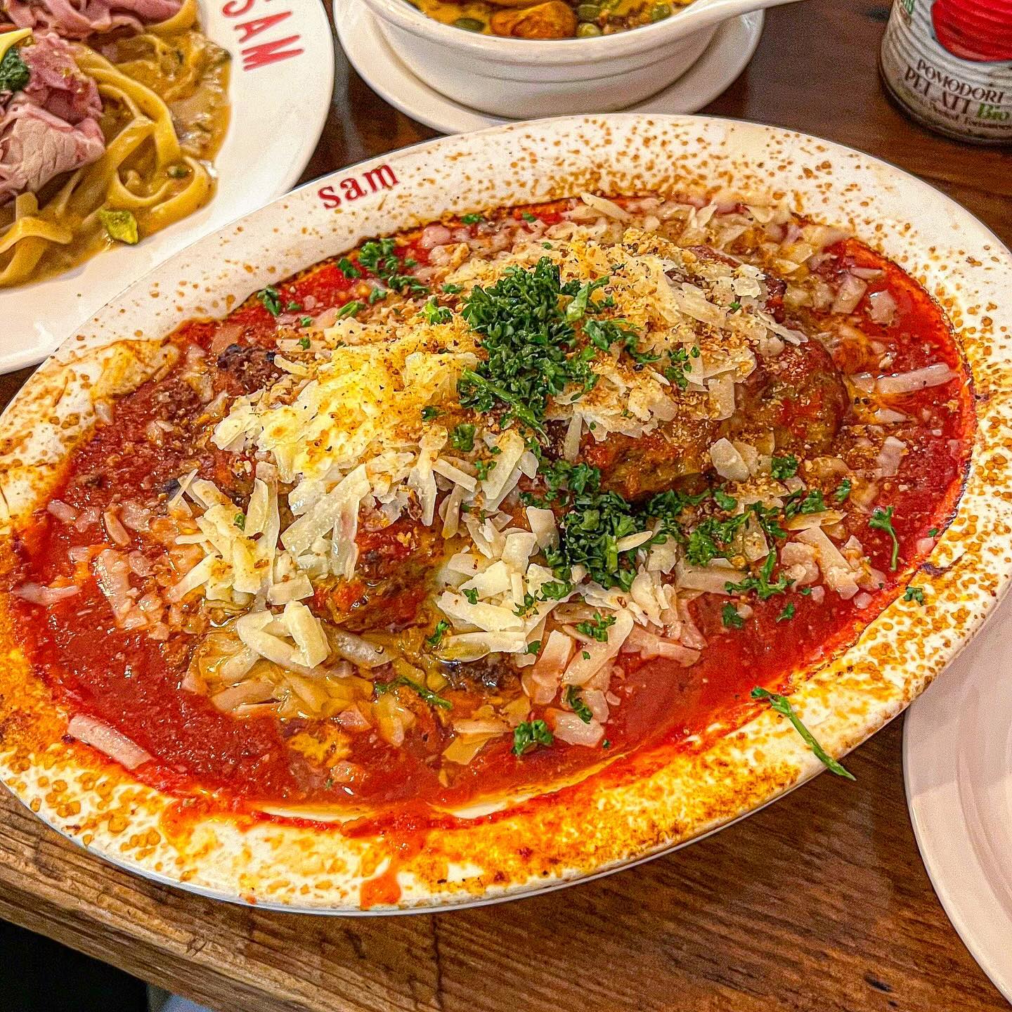 비행기보다 미국 빨리가는법 알려드려요✈️
📍#용리단길맛집 #쌤쌤쌤

미국 샌프란시스코 여행 용산으로 다녀왔습니다!(ㅋㅋ)
미국가는 10시간보다 여기 웨이팅하는게 훨씬 빨라요;
캐치테이블 저녁 웨이팅 오픈하자마자 가서 1시간 정도 
기다렸다가 들어갔구요! 생각보다 회전율이 좋고 메뉴가
빨리 나오고 엄청 친절해서 왜 핫플인지 알것같았아요👍🏻

다들 가장 많이먹는 조합인 라자냐에 잠봉파스타, 뇨끼로
주문했는데 다 너무 맛있고 비주얼 압살이라서 계속 사진
찍었잖아요ㅠ 용산필수코스 쌤쌤쌤 ㅇㅈ합니다 ㅠㅠ💦

#용산맛집추천 #신용산역맛집