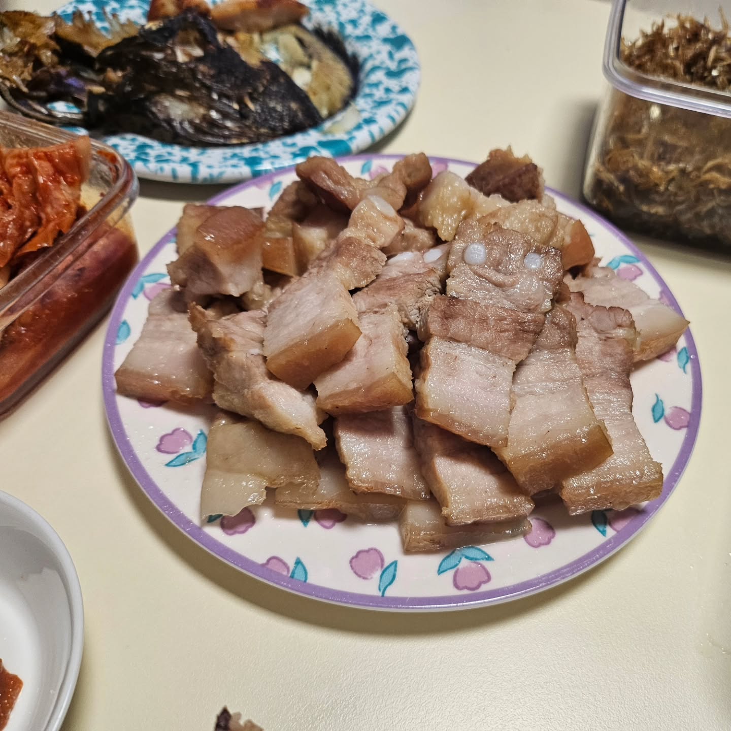 #첫줄안녕👋 
#하미의시간은거꾸로간다 

이사 전에도 열심히 집밥해먹었지만
이사오고 나니, 배달료도 비싸고
장 보고 요리해줘야지 집밥해줘야지 하다보니
이만큼 쌓였던 요리목록🫠🫠

앞으로도, 집들이도, 집반찬도
다양하게 맛있게 많이 연습해봐야지😏😏

손의 크기는 언제 줄어드려나😭🫢
잘 먹어줘서 고맙고 든든히 먹고 아프지말자👏🏻👏🏻

#삼겹살수육 #앞다리살수육 #떡만둣국 #소세지야채볶음 #쏘야볶음 #무청요리 #무청된장찌개 #우럭구이 #야매동파육 #동파육 #부대찌개 #양념피꼬막무침 #닭간장조림 #오징어뭇국 #베이컨팽이버섯말이 #대패삼겹살야채찜 #가지토마토치즈버섯구이 #베이컨감자채전 #부추무침 #어묵볶음 #동그랑땡 #비빔밥 #삼색나물 #무생채 #미역줄기볶음 #집밥 #요리 #반찬만들기