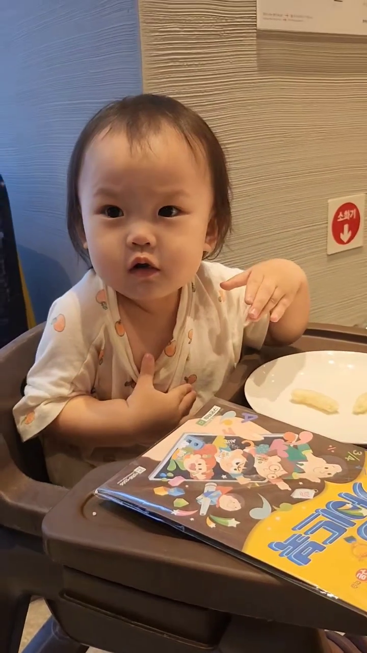 어느새 자기 의사표현도 하구

아들같은 딸래미답게(?) 예쁜짓으로 

엄빠를 살살 녹이는 둘째ㅎㅎㅎ

함께하는 시간이 힘들고 지칠 때도 있지만

엄빠는 더 안바란다ㅋㅋ 저 애교면 되

#혜서스타그램 #스타벅스 #육아 #육아스타그램 #육아일기 #육아파파 #육아일상 #육아맞팔 #육아대디 #육아협찬 #육아공구 #육아소통 #육아소통맞팔