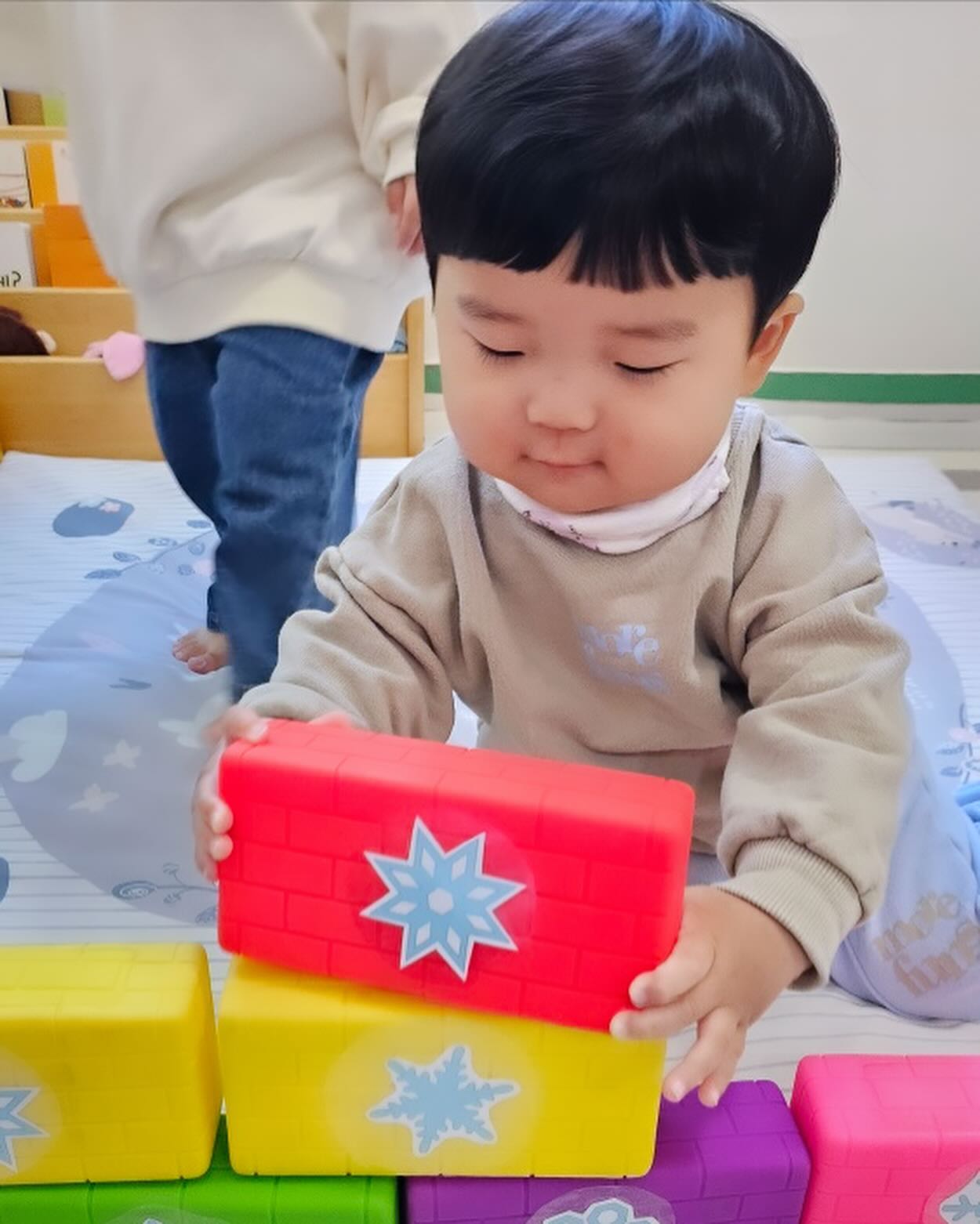 도겸이의 신나는 어린이집 생활:)
요 피드는 꼭 마지막까지 보셔야해요
표정과 손에 모든 감정이 보이는데
보자마자 이게뭐야 ㅋㅋㅋㅋㅋㅋ
한참을 웃었어요!
떠희맘님의( ddeohee._.mom )
웃다가 광대아프다는 말씀에 격하게 공감하며
광대에 뽀로로 밴드붙일뻔 ㅋㅋㅋㅋ
⠀
전직 어린이집 교사였지만
10개월에 입소시키며
불안하고 미안한 마음 숨기고
아무렇지 않은척 울었던적도 있었지만
다시 생각해보니 내 아이에 대한
믿음이 부족했던것 같아요
⠀
지금은 도겸이를 믿고
모든 행동 발달에 응원과 격려를 해주니
밝은아이가 더 밝아진것 같아요
(웃으면서 싱크대 문 그만열어라;;;)
어린이집은 입소때부터 믿어왔구요!
⠀
가정보육하는 오늘
감기 떨어지길 바라는맘과
그만 헤집길 바라는맘으로
화이팅 해봅니동! 화이팅!!!!!
⠀