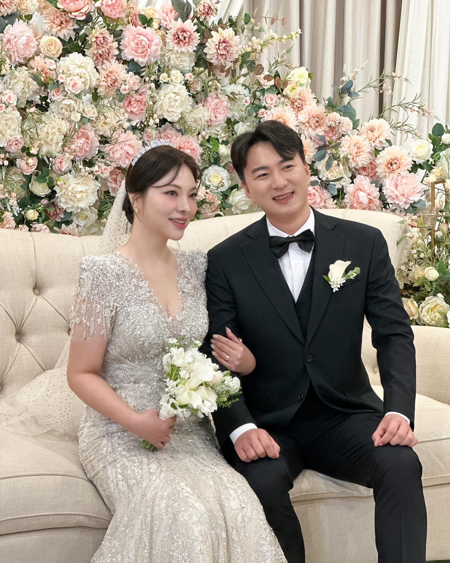 24.2.24💍
신행 다녀와서 올리는 결혼식 사진 😳
부케프로포즈 +밍이의 축가 +아가씨의 축무까지 퍼펙 😊
.
.

밍이와 알콩달콩 예쁘게 살겠습니다 🤵🏻👰🏻‍♀️
축하해주신 많은 분들 정말 감사드리고, 더 많은 사랑으로 보답하며 살아가겠습니다😘 다시 한 번 와주셔서 감사합니다 🥰
.
.
◽️아이폰스냅 
 #무드어로즈 moodarose.snap 
▫️본식스냅 
#아델라인스냅  adaline_snap 
▫️플래너 
#베리굿웨딩 enjeeeee 
▫️드레스
 #쥬빌리브라이드 jubilee.bride 
▫️헤어&메이크업
 #모아위 pani_pouch 

#본식사진기대된다 #메이크업찰떡 #결혼사진 #결혼식 #유부녀#또르르 #명품웨딩프로포즈