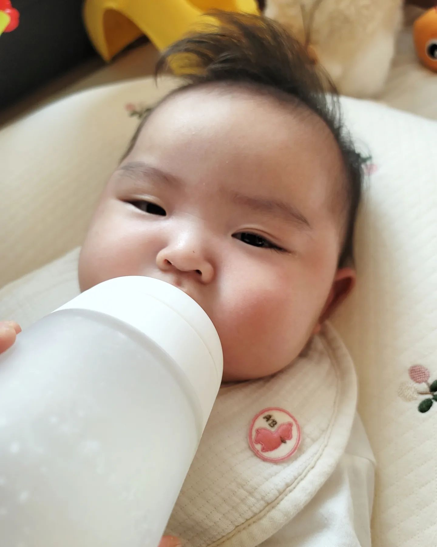 #협찬 #나노베베
촉감좋은 안전한 실리콘젖병🏷

둘째는 안전한 젖병으로 찾아본다고
도자기젖병, 유리젖병, 실리콘젖병등등을
많이 알아봤어요👶

각각의 젖병의 안전성과 편리성을 찾아보았을때
제기준에 제일 부합했던것은
실리콘 젖병이었어요🍼

가볍고, 씻기편리하고, 쓰기편한 젖병으로는
위 3가지 중에서는 실리콘 이더라구요😁

나노베베 실리콘젖병은 
No!미세플라스틱, 안전한소재, 배앓이 없는 가성비좋은 젖병으로 아마존에서 실리콘젖병 판매로 1등했대요~  해외에서 인정받은 젖병이라하니 믿을만한거 같아요👍👍

말랑말랑하고 무겁지도 않아서 아이가 쓰기에도 좋은거 같아요🥰
젖꼭지가 구멍이 3개가 있는데 이 구멍이
내부압력을 조절해줘서 배앓이 걱정없이 수유도 가능하고요.

가장중요한 의료등급 실리콘100%라서 세균번식걱정없고 모체와 유사한 촉감으로
아이도 편해한다고 해요☺️

또, 눈금이 잉크로 된 젖병은 
쓰다보면 지워지고 그러는데,
실리콘 젖병은 지워질 걱정이 없어요🤭

젖병또한 넓어서 세척도 아주편해요.
삶아도 되고, uv소독기에도 사용이 되고요~!
다만 변색의 우려때문에 잦은사용은 권장하지 않아요. 대신 전자레인지 스팀소독기로 사용하면 4분만에 박테리아 99.9%를 제거해준답니다.🤗

저도 집에서는 열탕소독 대신 전자레인지 스팀팩을 이용하여 젖병을 소독하고 있는데 너무편해요👍👍 

안전하고 가볍고 가성비좋은 신생아젖병,
실리콘젖병을 고민중이시라면,
나노베베 실리콘 젖병 🍼 써보셔요~!
만족합니다~🥰

#실리콘젖병 #젖병추천 #젖병 #신생아젖병
#아마존1등젖병 #육아템 #육아소통 
nanobebe_korea