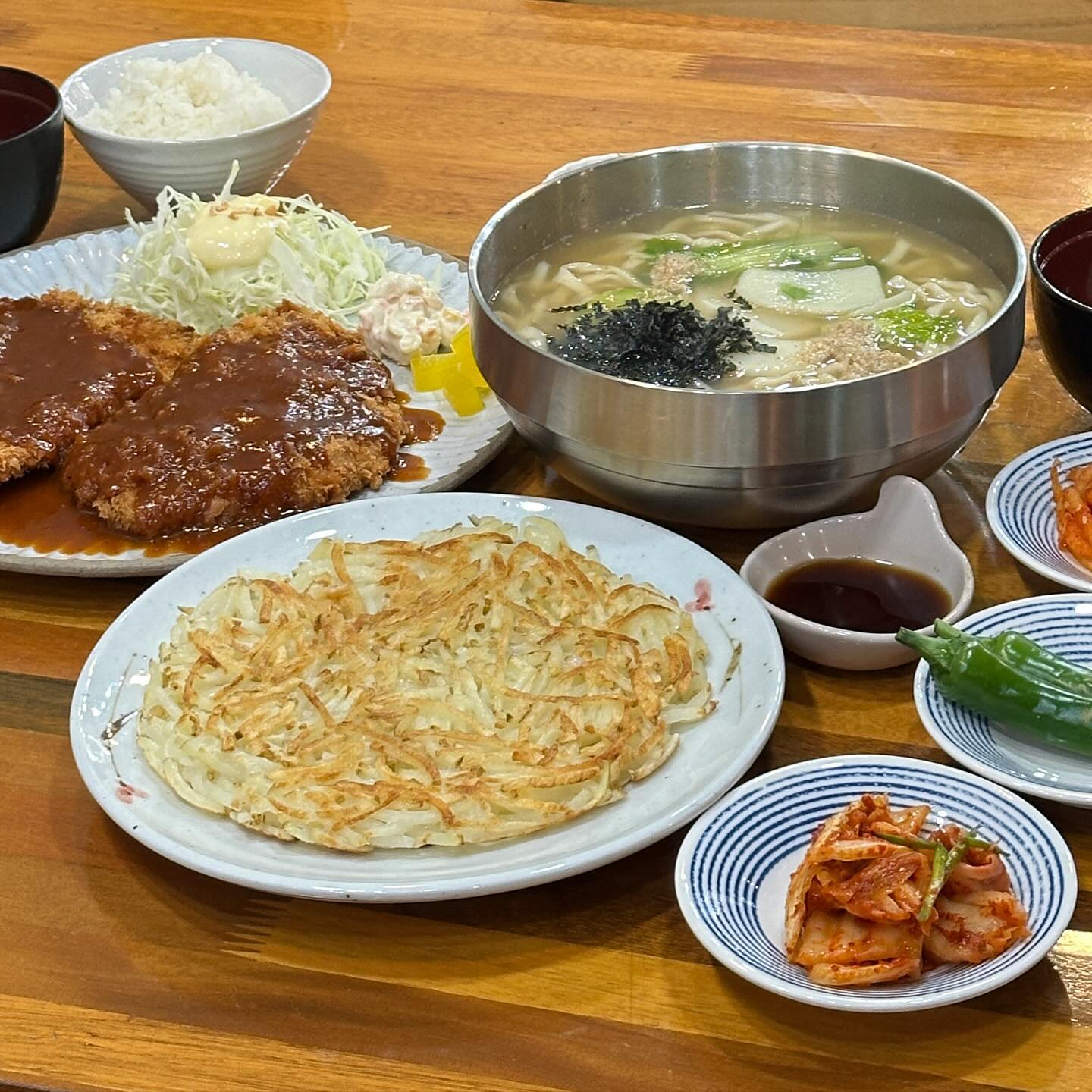 삼덕동 분식 대장 <제면아재> 다녀왔습니다💖 

✔️칼국수 ✔️경양식왕돈까스 ✔️감자채전 

와 칼국수.. 대구 이사와서 먹은 것 중 제일 맛있어요‼️ 
진~~한 육수! 쫄깃 면발! 담백하고 진짜 맛있더라고요. 육수에 신경 많이 쓰신 게 느껴지는 맛입니다👍🏼 
근데 또 돈까스까지 맛있어서 메뉴 선정 실패 없는 곳이에요. 수제 왕 돈까스가 2장이나 나와서 양도 정말 많습니다. 
감자채전 정말 좋아하는데 감자가 진짜 많이 들어가서 바삭 고소하더라고요❤️
맛도 맛이고, 매장도 깔끔하고 직원분들도 친절해서 앞으로 단골할것 같아요💕💕💕

📍제면아재 
대구 중구 달구벌대로443길 48 1층
.
.
.
#경대병원맛집 #대구칼국수맛집 #대구칼국수 #삼덕동밥집 #대구삼덕동맛집 #삼덕동맛집추천 #제면아재