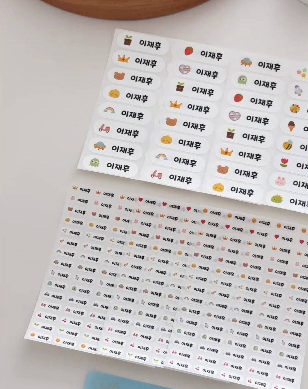 [차즈슈마켓] 네임스티커 18장 : 561개

역대급 구성 !! 역대급 가격 !!
거기에 자체디자인으로 새롭게 제작.

✅방수네임스티커 6종
✅보관케이스 2종
최저가 꼼꼼히 비교해서 가져왔어요.
장당 가격 진짜 좋습니다!

미니(3장 225개)
소형 (3장144개)
중형 (3장 81개)
대형 (3장 48개)
특대형 (3장 27개)
원형 (3장 36개)
보관케이스 2종 (랜덤)
이 모든 걸 한번에 !
총 18장 561개로 두고 두고 사용하세요 !

디자인도 구성도 사이즈도 다양해서
사이즈별로 용도에 맞게
각각 사용 할 수 있어서 넘 편리해요.
KC안전인증 받은 제품으로
우리 아이들- 안심하고 사용하셔도 되구요.
600dpi 고해상도 그림으로 퀄리티 up !
라미네이팅코팅
강력한 방수기능과 내구성으로
퀄리티까지 모두 챙긴 네임스티커입니다.

▶옵션
방수네임스티커 561개 + 보관케이스 2종

✔구매방법: 프로필링크