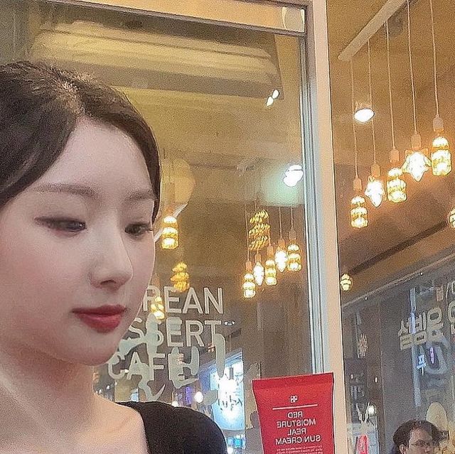 김정서 on Instagram: "#광고 요즘 썬크림은 필수네요. ☀️모공을 막지 않아 여드름성 피부 걱정을 줄여주는 논코메도제닉 테스트 완료해서 여드름성 피부에도 사용 적합한 레드 선크림이에요
