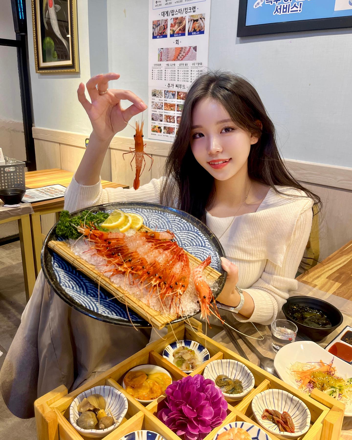 광안대교 앞 #광안대교집 에서 달달한 꽃새우🦐 뇸냠

4년 전 봉사활동에서 만나서 아직까지 친하게 지내는 친구들이랑 갔는데, 기본으로 나오는 반찬들 가짓수 보이시나오.,.? ✨🤍

기본코스도 잘 나오구, 코스 종류도 많아서 선택해서 고르는 재미도 있답니다 ٩( ᐛ )و 

📍부산 수영구 민락수변로 13-1 1층

평일 12:00-05:00
주말 11:00-05:00

📞 0507-1409-9397

#광안대교집 #광안리횟집 #광안리술집 #광안대교뷰 #광안술집 #남천동술집  #부산맛집  #모듬회맛집 #꽃새우맛집 #랍스타맛집 #광안리새우회 #불사조 #해병대출신