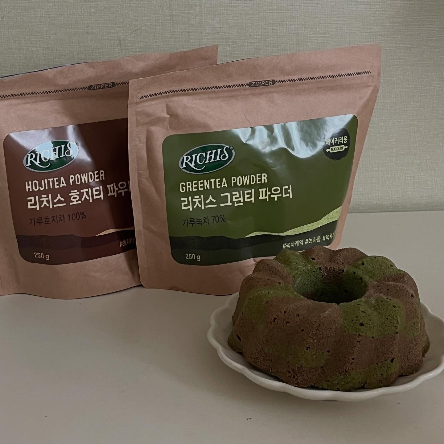 #제품제공 [베이킹몬 체험단]호지차&녹차 구겔호프 

오늘은 제품제공받은 호지차가루와 녹차가루로 구겔호프를 만들어 보았어요! 두가지 색을 서껑 만드니 너무 알록달록해서 색깔이 예뻤고 1그램씩만 넣었는데 맛이 잘 나와서 만족스러웠어요!! 제가 원래 차종류를 좋아해서 즐겨마시는데 호지차와 정말 비슷한 맛이 호지차구겔호프에서 났어요!! 그래서 평소에도 너무 달달하지않고 달달씁쓸한 맛으로 먹기 딱 좋을것같아요! 그리고 녹차도 말해뭐해 매우 👍👍 차를 좋아하는 저로썬 최고의 제품이 아닌가 싶습니다!

#베이킹몬 #동서 #그린티 #파우더 #녹차
#그린티파우더 #녹차디저트 #greentea
#베이킹몬 #동서 #호지티 #파우더 #하동
#호지차베이킹 #호지차 #호지티파우더 bakingmon_official