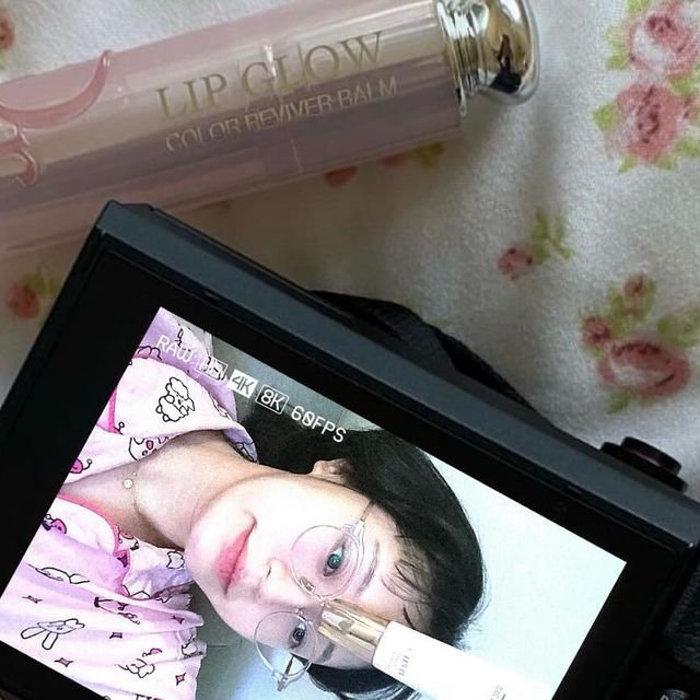  𝐽𝑢𝑢𝑢🍑 on Instagram: "#광고 피부 관리 귀찮은 사람 요기모여라🪽

평소에는 티가 잘 나진 않지만 피부가 심한 건성이고
피부 컨디션이 많이 안좋아진 요즘🥺..(한숨 푹푹)
더욱 푸석해진 것 같은 김쭈 피부..🥲

주름은 채워주고 탄력은 올려준다는 [plan 36.5 펩타이드 괄사 리프팅세럼] 요 자식이 나를 살리는 즁..

웃을 때마다 깊어지는 것 같은 눈가주름, 팔자주름도 너어무 신경쓰였는데! 사용 후 마사지 되면서 보습, 진정 효과도 너무 조아서 덥석 ..;; 
하루 1분만 투자해서 영양 보습 진정 다 잡으세요!!
얼굴 마사지, 탄력효과, 주름개선까지.. 일석삼조니깐 아쥬 추천!🤍🫶

#광고#탄력#세럼#괄사#리프팅#주름개선#하루1분#피부노화#plan36.5#펩타이드#리프팅세럼"