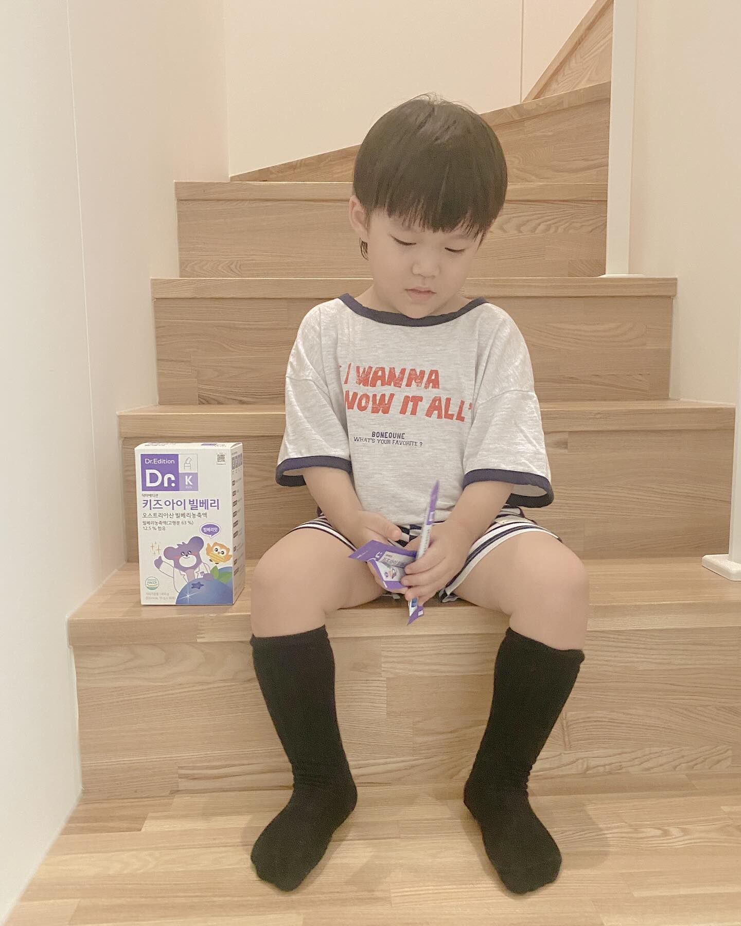 닥터에디션 키즈 아이 빌베리💟

키즈 아이 빌베리는 디지털 환경에 노출된 아이를 위한 프리미엄 영양 간식으로 유튜브 러버 김로운에게 꼭 필요한 눈영양제😎

🧸안토시아닌이 풍부한 빌베리 농축액고함량 함유(12.5%)

🧸7가지 세븐 베리와 엘더베리 농축액 함유

❣️7가지 베리 : 블루베리, 아로니아, 다크스위트체리, 블랙커런트, 
  라즈베리, 크랜베리, 블랙베리

🧸우리 아이 눈 건강을 위한 비타민A, 시금치추출분말, 
  당근추출분말, 브로콜리추출분말 함유

🧸새콤달콤 베리맛 젤리/실온, 냉장, 냉동 보관

🧸4가지 첨가물(합성향료, 착색료, HPMC, 스테아린산마그네슘), 
  알레르기 유발 물질 無첨가로 안심

🧸철저한 위생 관리 시스템을 바탕으로 생산하는 HACCP 인증 

𖤐병원에서만 구매 가능해요(병원 내 건강기능식품 코너)
https://dr-edition.com/kor/product/detail.html?productList=target&f_uid=131

🏷️똑닥X닥터에디션으로부터 제품을 제공받아 체험함

#제품제공 #닥터에디션 #키즈아이빌베리 #안토시아닌 #아이눈건강 #키즈눈건강 #어린이눈건강 #빌베리젤리 #눈건강젤리#36개월아기 #육아 #육아정보